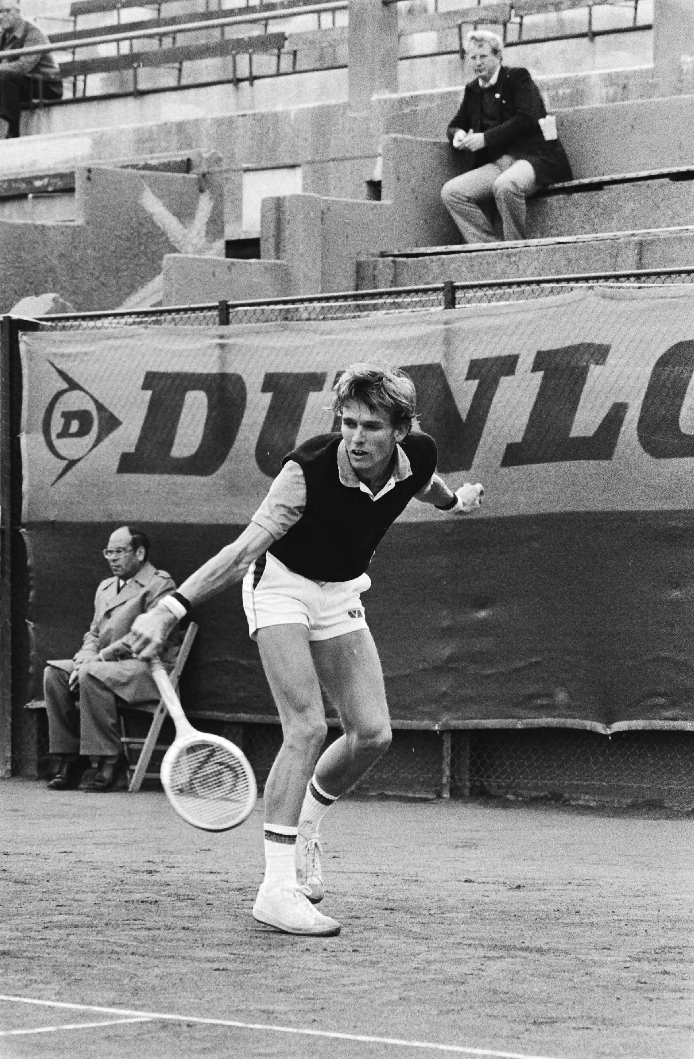 Nederlandse kampioenschappen tennis, Scheveningen — Loek Sanders in aktie — Foto: Antonisse, Marcel / Anefo. Licentie: Set B: Rechtenvrij / Publiek Domein. Bron: Nationaal Archief. http://hdl.handle.net/10648/ace56e1a-d0b4-102d-bcf8-003048976d84