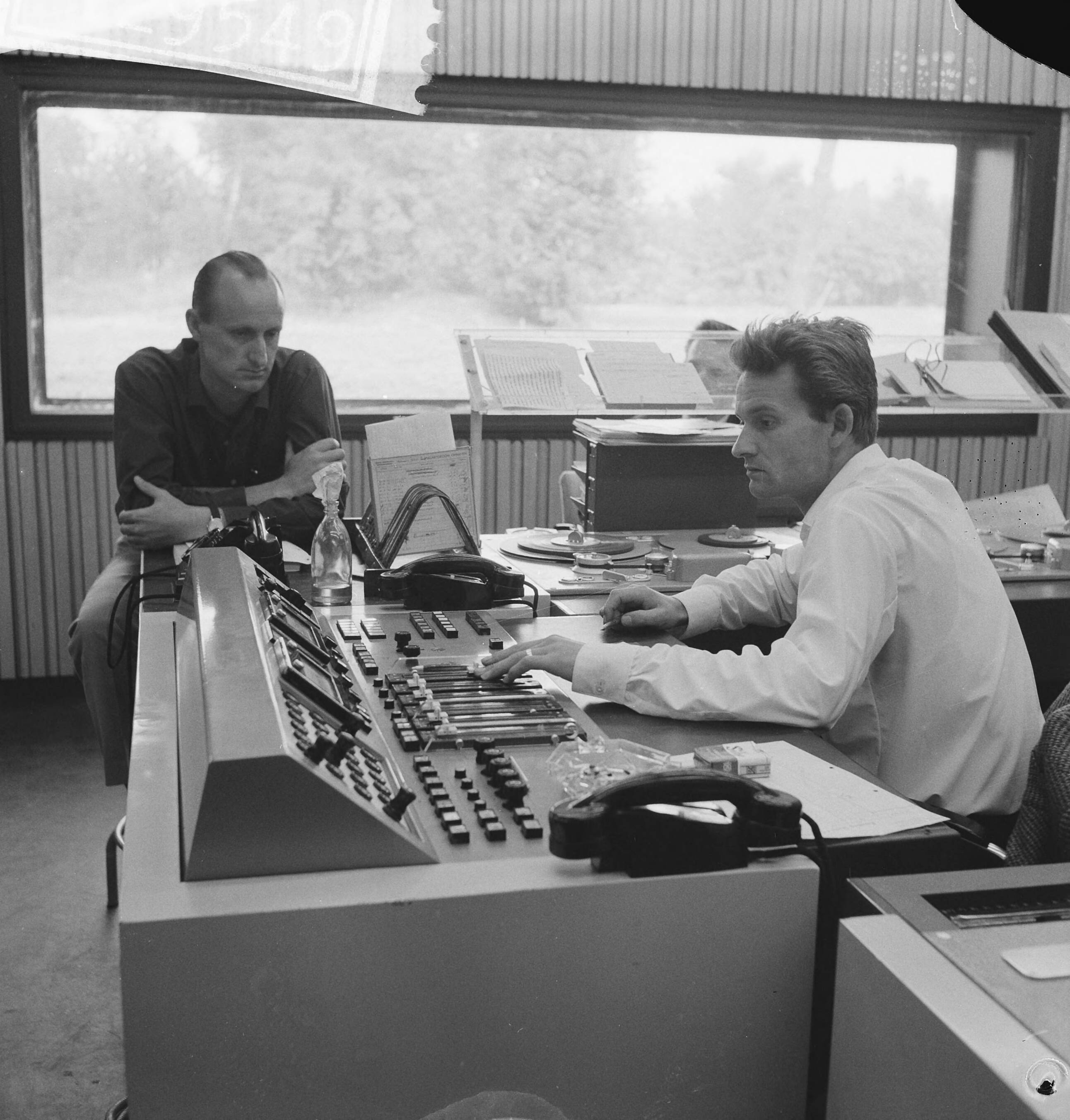 Fotocollectie Anefo — Nieuw gebouw voor Wereldomroep in Hilversum. Commentator beluistert opname — Foto: Koch, Eric / Anefo. Licentie: Set B: Rechtenvrij / Publiek Domein. Bron: Nationaal Archief. http://hdl.handle.net/10648/a9e32a22-d0b4-102d-bcf8-003048976d84