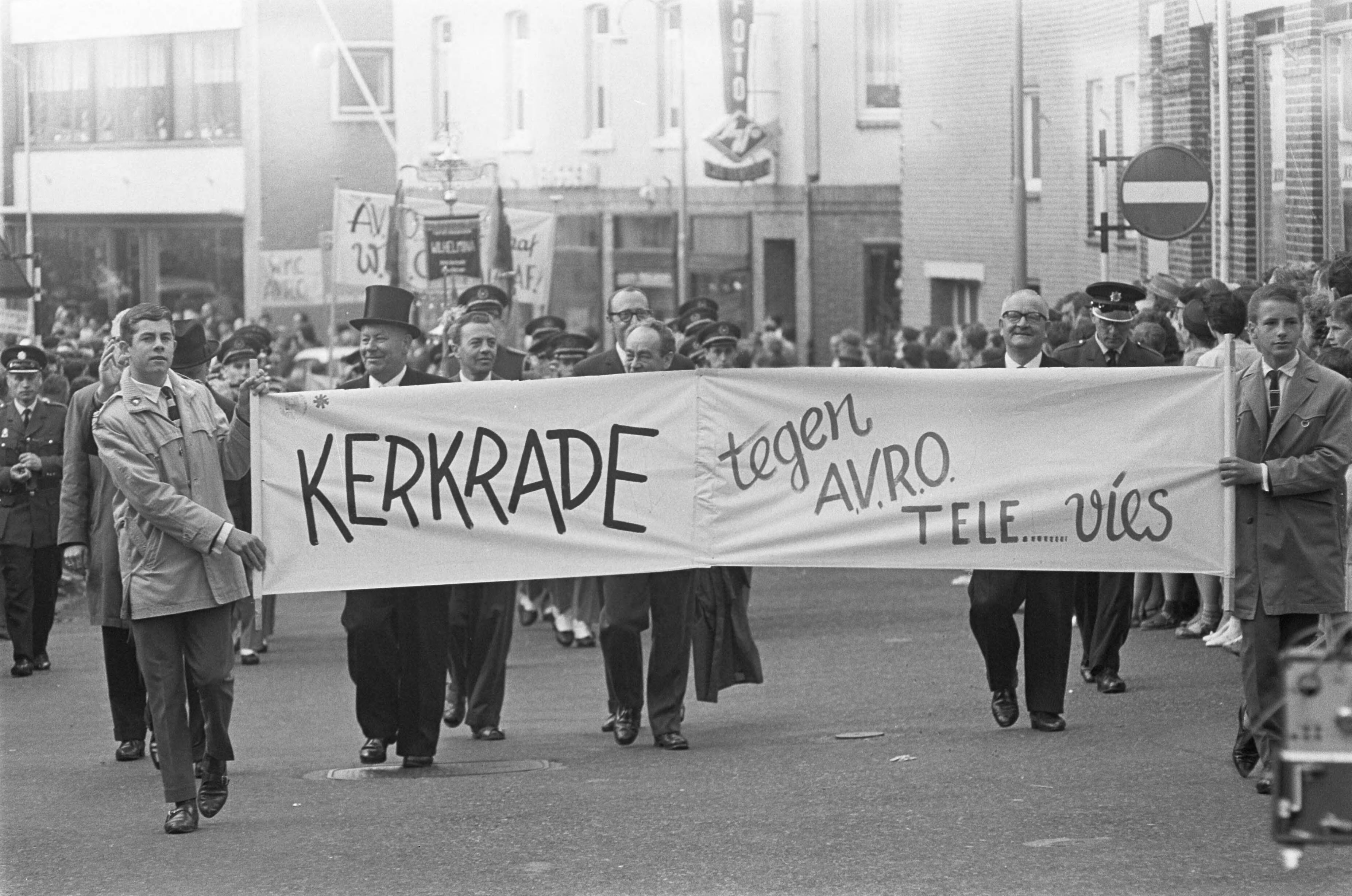 Fotocollectie Anefo — Kerkrade protesteert tegen de AVRO — Foto: Koch, Eric / Anefo. Licentie: Set B: Rechtenvrij / Publiek Domein. Bron: Nationaal Archief. http://hdl.handle.net/10648/aa14ea80-d0b4-102d-bcf8-003048976d84