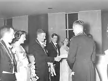 Fotocollectie Anefo — Lustrumviering van de tandheelkundige studentenvereniging "John Tomes" te Utrecht — Foto: Bilsen, Joop van / Anefo. Licentie: Set B: Rechtenvrij / Publiek Domein. Bron: Nationaal Archief. http://hdl.handle.net/10648/a96e650c-d0b4-102d-bcf8-003048976d84