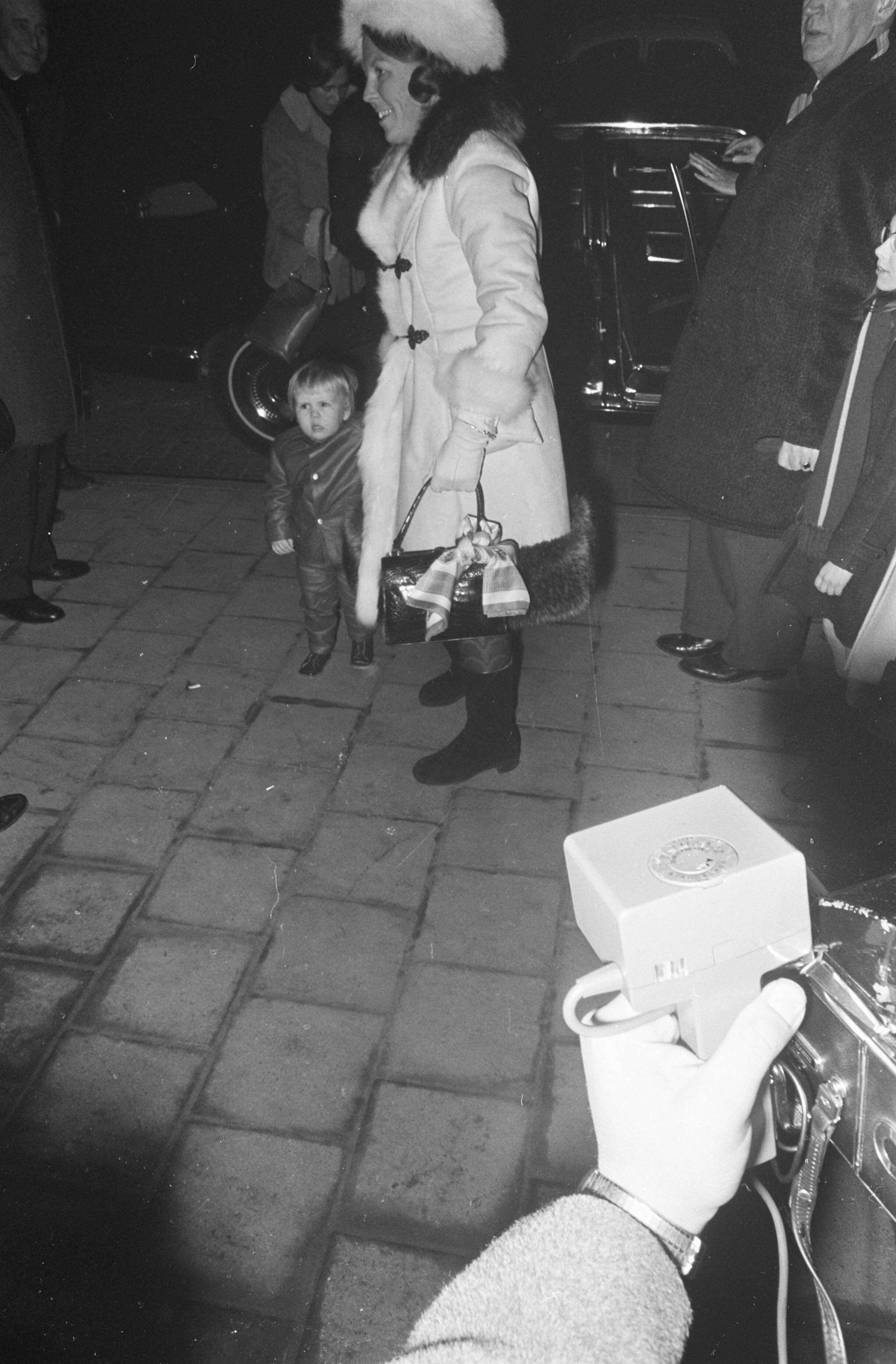 Fotocollectie Anefo — Koninklijke Familie vertrekt per trein station Baarn naar Lech (Oostenrijk) voor wintersportvakantie Prinses Beatrix met Prins Willem Alexander — Foto: Nijs, Jac. de / Anefo. Licentie: Set B: Rechtenvrij / Publiek Domein. Bron: Nationaal Archief. http://hdl.handle.net/10648/ab614fd2-d0b4-102d-bcf8-003048976d84