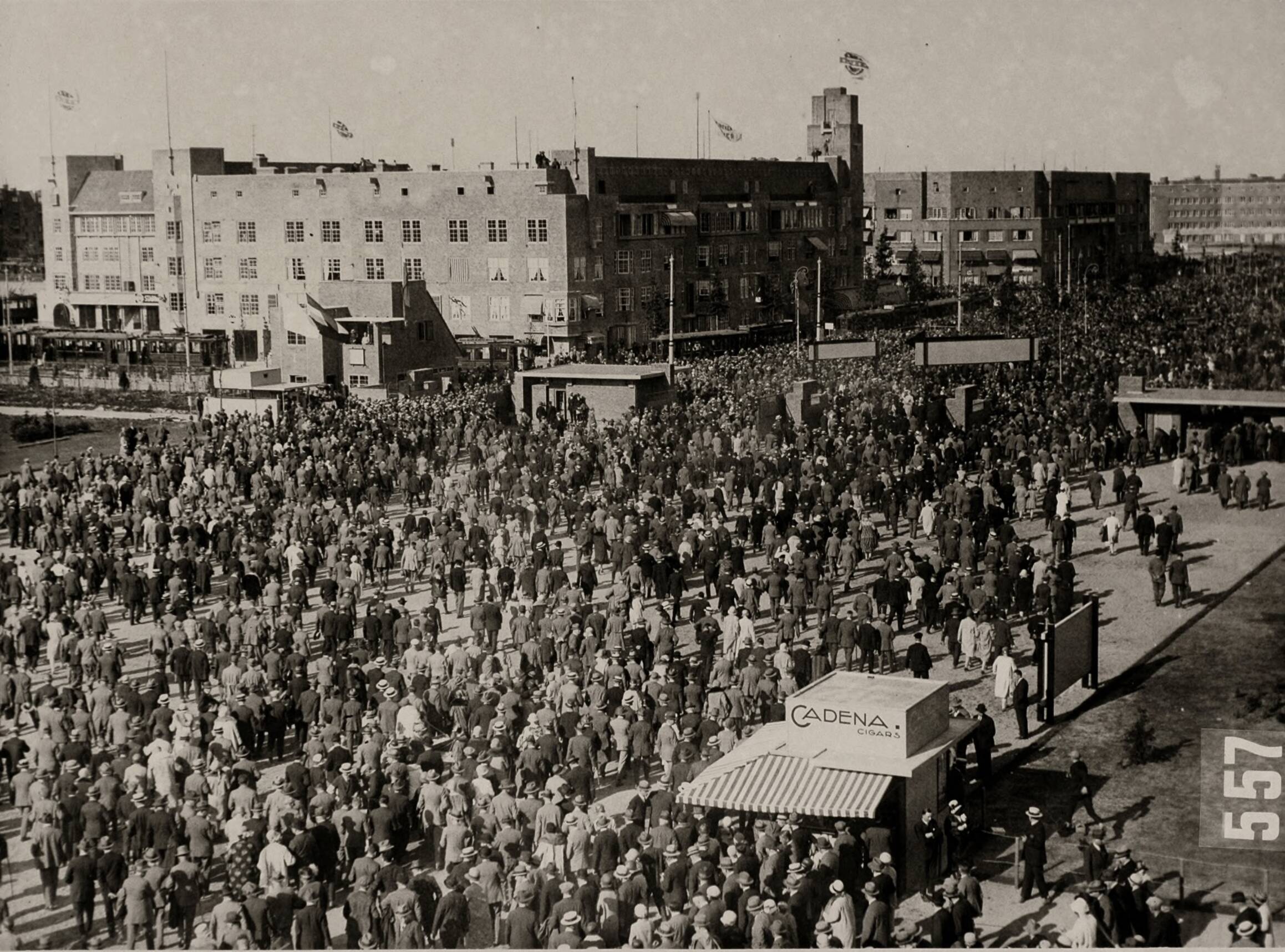 Sport — Sport. Olympische Spelen 1928 Amsterdam, Nederland : Drukte op het stadionplein. Op de voorgrond een kiosk waar sigaren van het merk Cadena worden verkocht. — Foto: Fotograaf Onbekend / Algemeen Fotobureau Amsterdam / Spaarnestad Photo (05887). Licentie: Set B: Rechtenvrij / Publiek Domein. Bron: Nationaal Archief. http://hdl.handle.net/10648/35429da6-d594-a382-e063-6df0900a6686