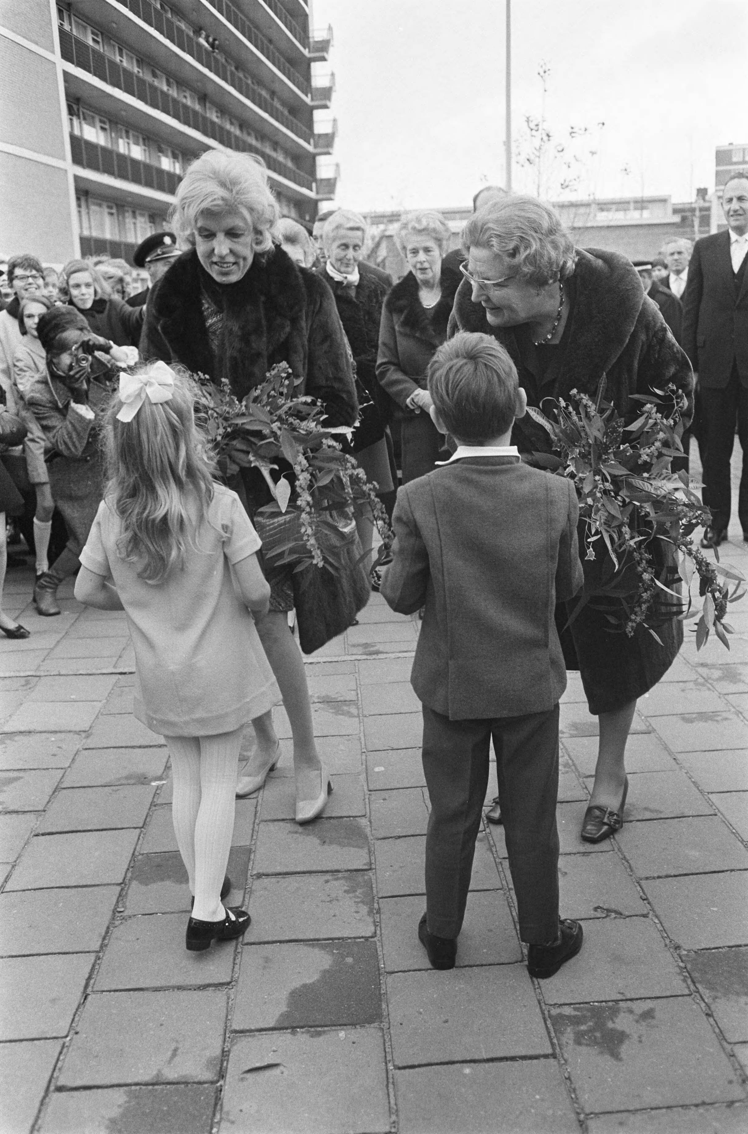 Fotocollectie Anefo — Koningin Juliana en mevrouw Pompidou bezoeken de Waalse school in Mariahoeve Den Haag — Foto: Koch, Eric / Anefo. Licentie: Set B: Rechtenvrij / Publiek Domein. Bron: Nationaal Archief. http://hdl.handle.net/10648/ab845810-d0b4-102d-bcf8-003048976d84