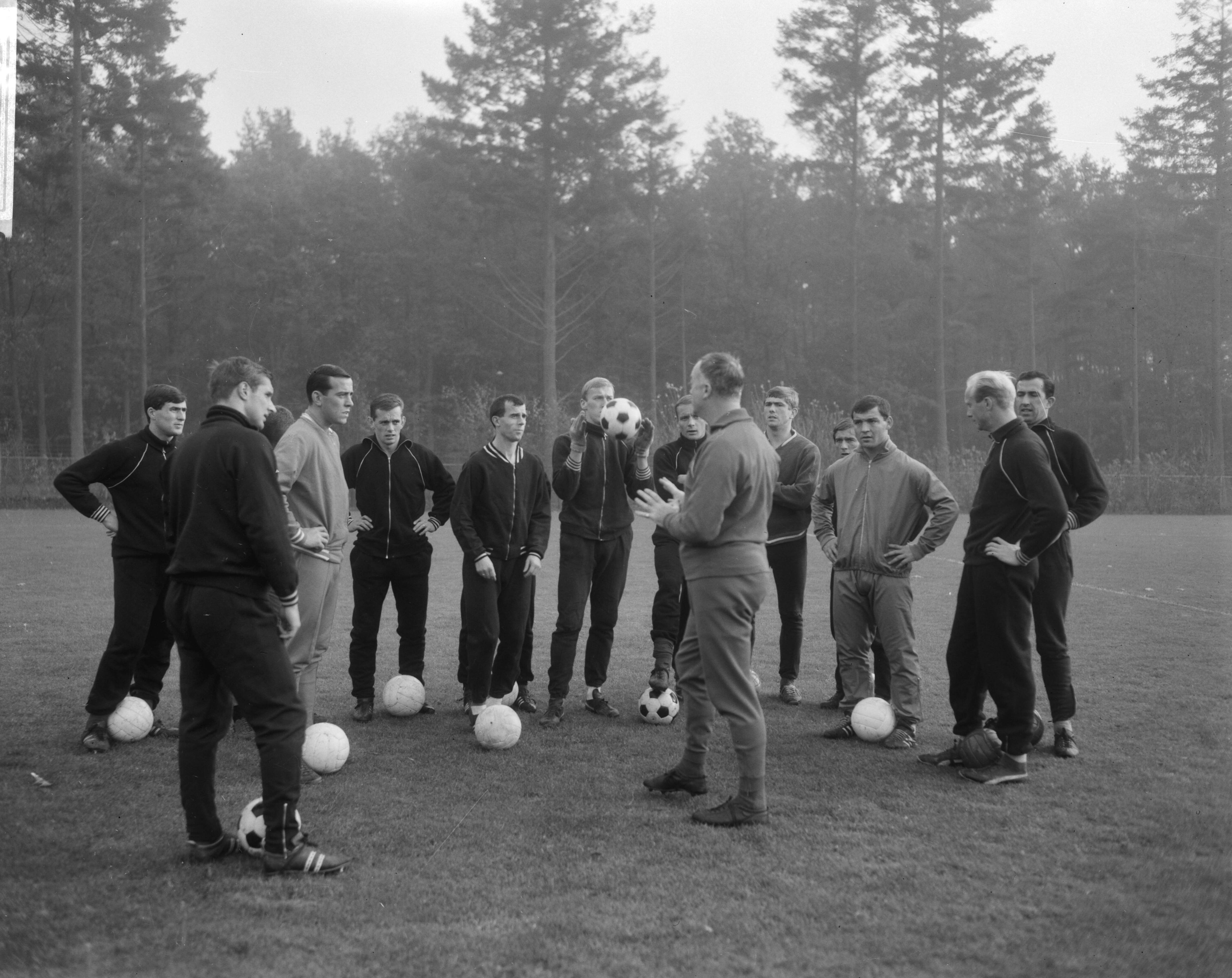 Training van het Nederlands elftal — Bondscoach Denis Neville terwijl hij de spelers instructies geeft — Foto: Bilsen, Joop van / Anefo. Licentie: Set B: Rechtenvrij / Publiek Domein. Bron: Nationaal Archief. http://hdl.handle.net/10648/aaccb264-d0b4-102d-bcf8-003048976d84