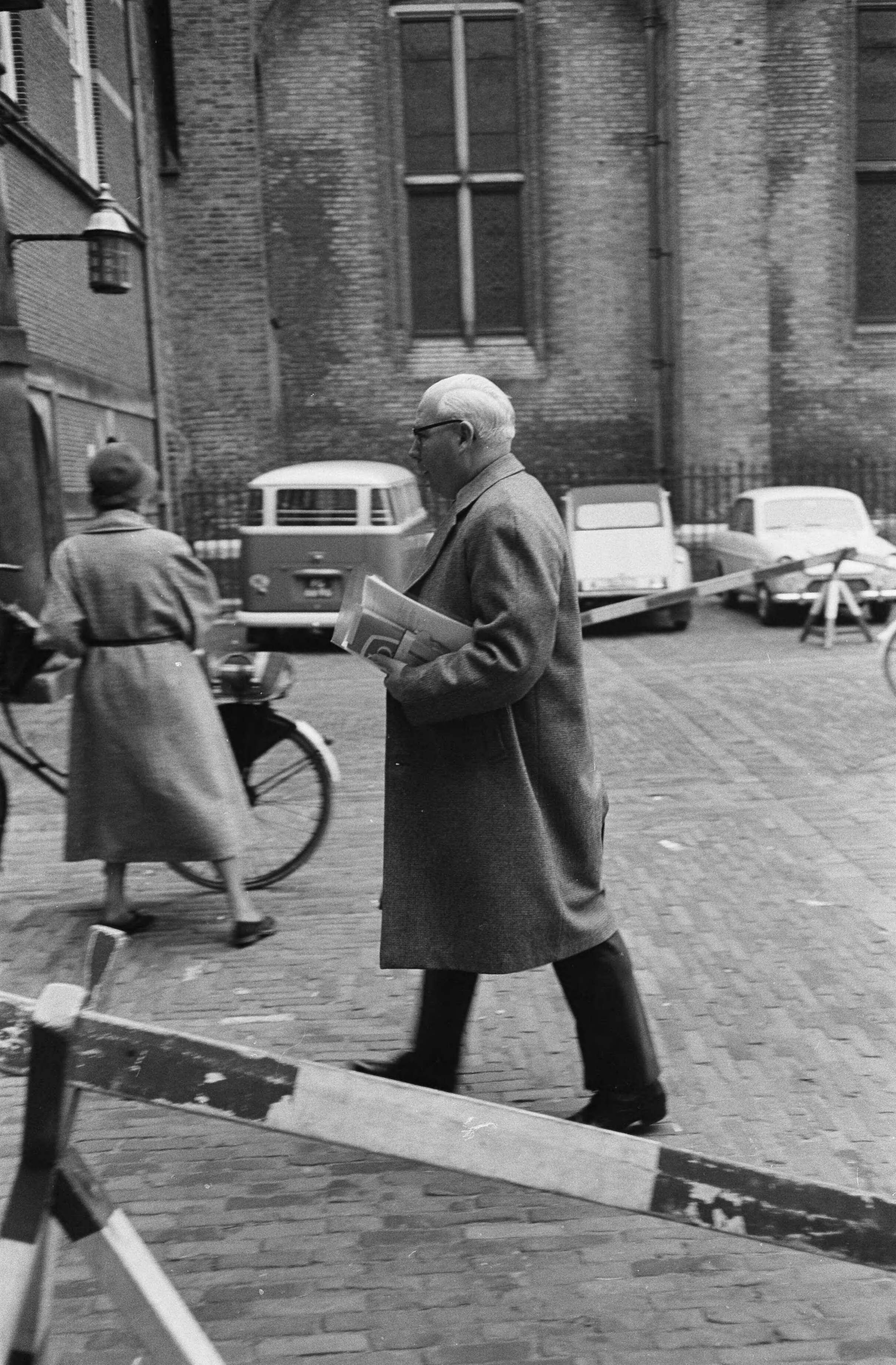Fotocollectie Anefo — Kabinet in Den Haag bijeen, aankomst minister Veldkamp — Foto: Pot, Harry / Anefo. Licentie: Set B: Rechtenvrij / Publiek Domein. Bron: Nationaal Archief. http://hdl.handle.net/10648/aa1cb1e8-d0b4-102d-bcf8-003048976d84