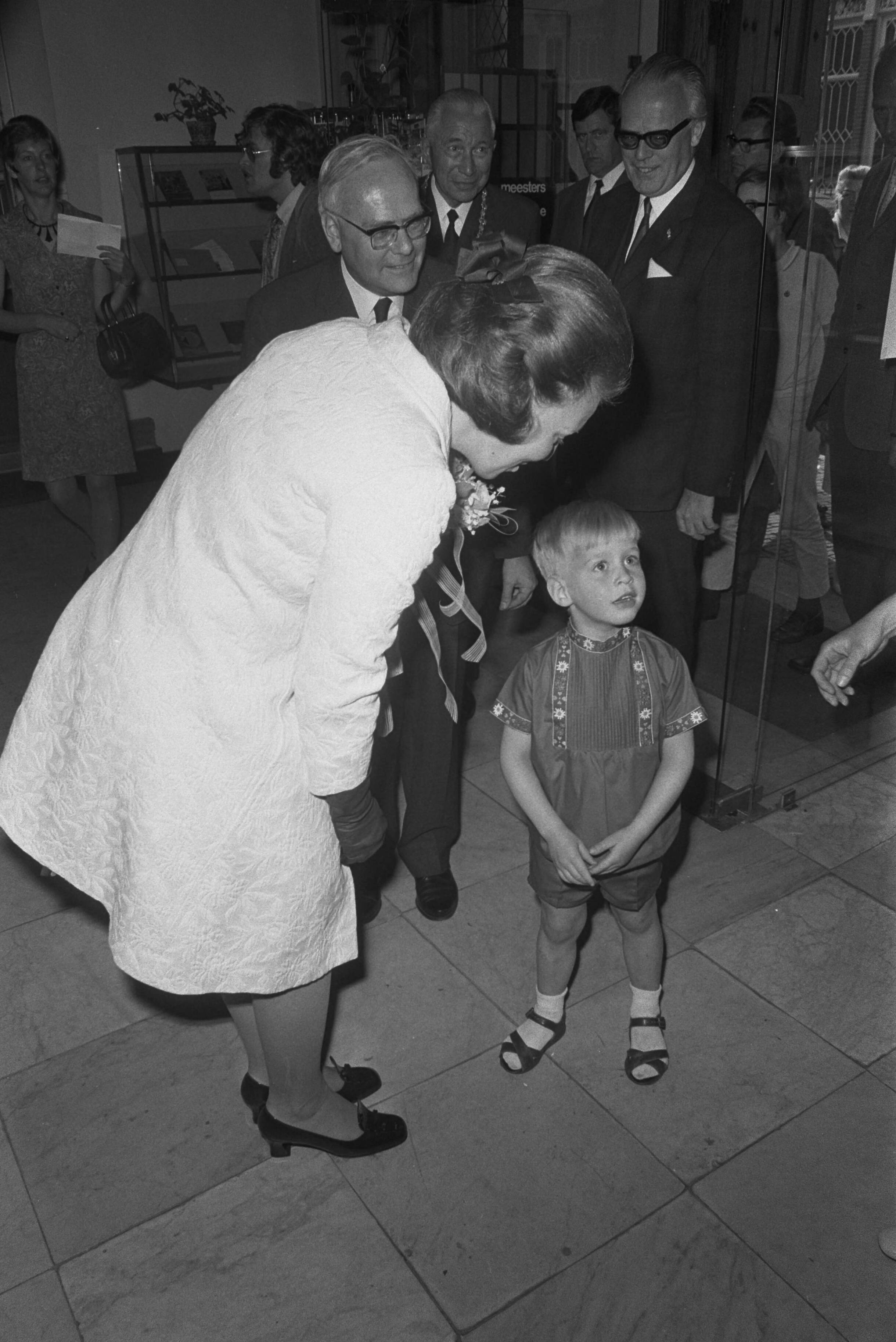 Fotocollectie Anefo — Prinses Beatrix opent tentoonstelling Middeleeuwse kunst uit Zweden in Aartsbisschoppelijk Museum , Utrecht; Prinses Beatrix bij beeldhouwwerk — Foto: Verhoeff, Bert / Anefo. Licentie: Set B: Rechtenvrij / Publiek Domein. Bron: Nationaal Archief. http://hdl.handle.net/10648/ab968468-d0b4-102d-bcf8-003048976d84