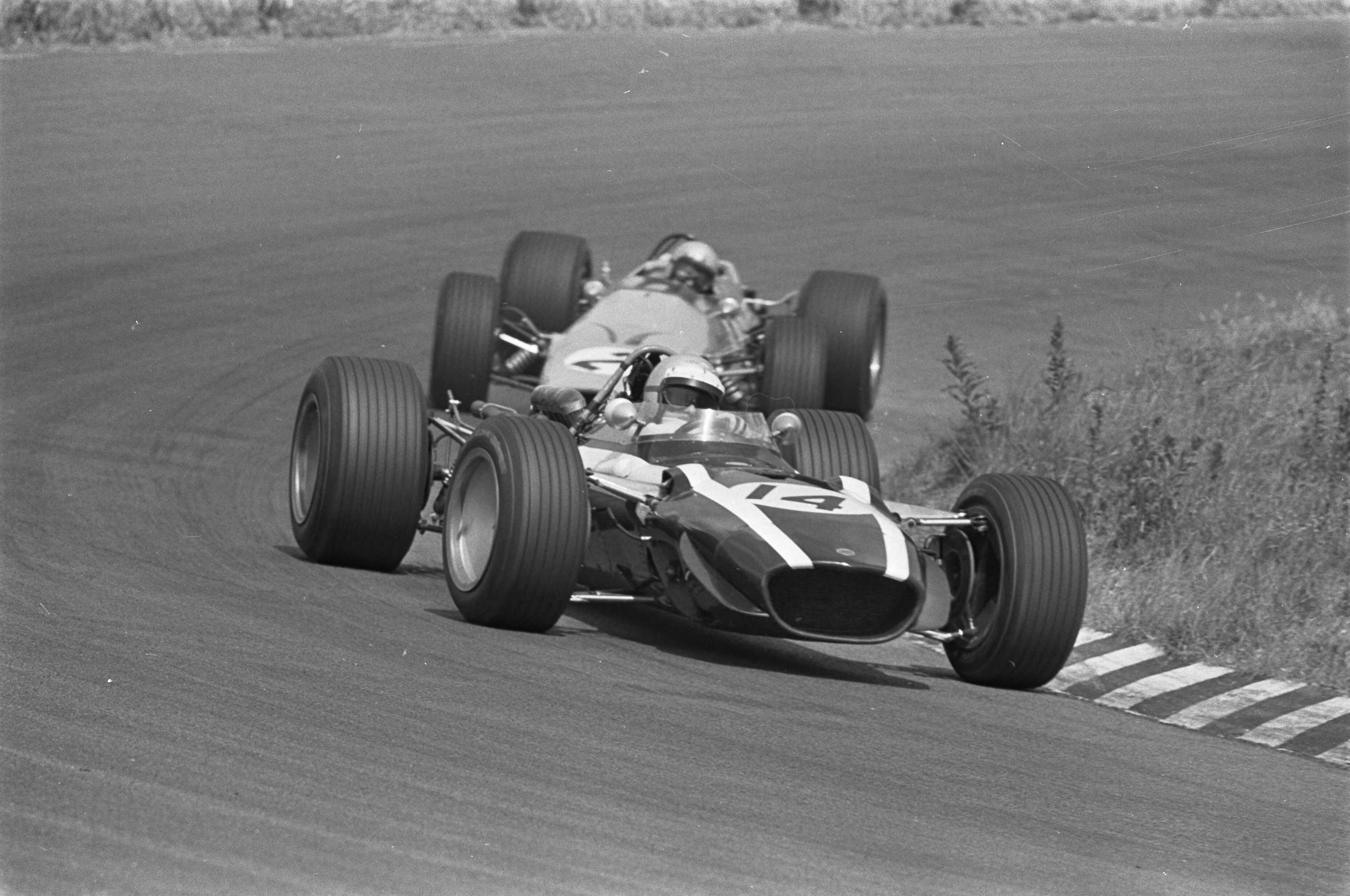 Fotocollectie Anefo — Grand Prix 68 Zandvoort. Lucien Bianchi (14) en Bruce McLaren (2) — Foto: Evers, Joost / Anefo. Licentie: Set B: Rechtenvrij / Publiek Domein. Bron: Nationaal Archief. http://hdl.handle.net/10648/ab4501b0-d0b4-102d-bcf8-003048976d84