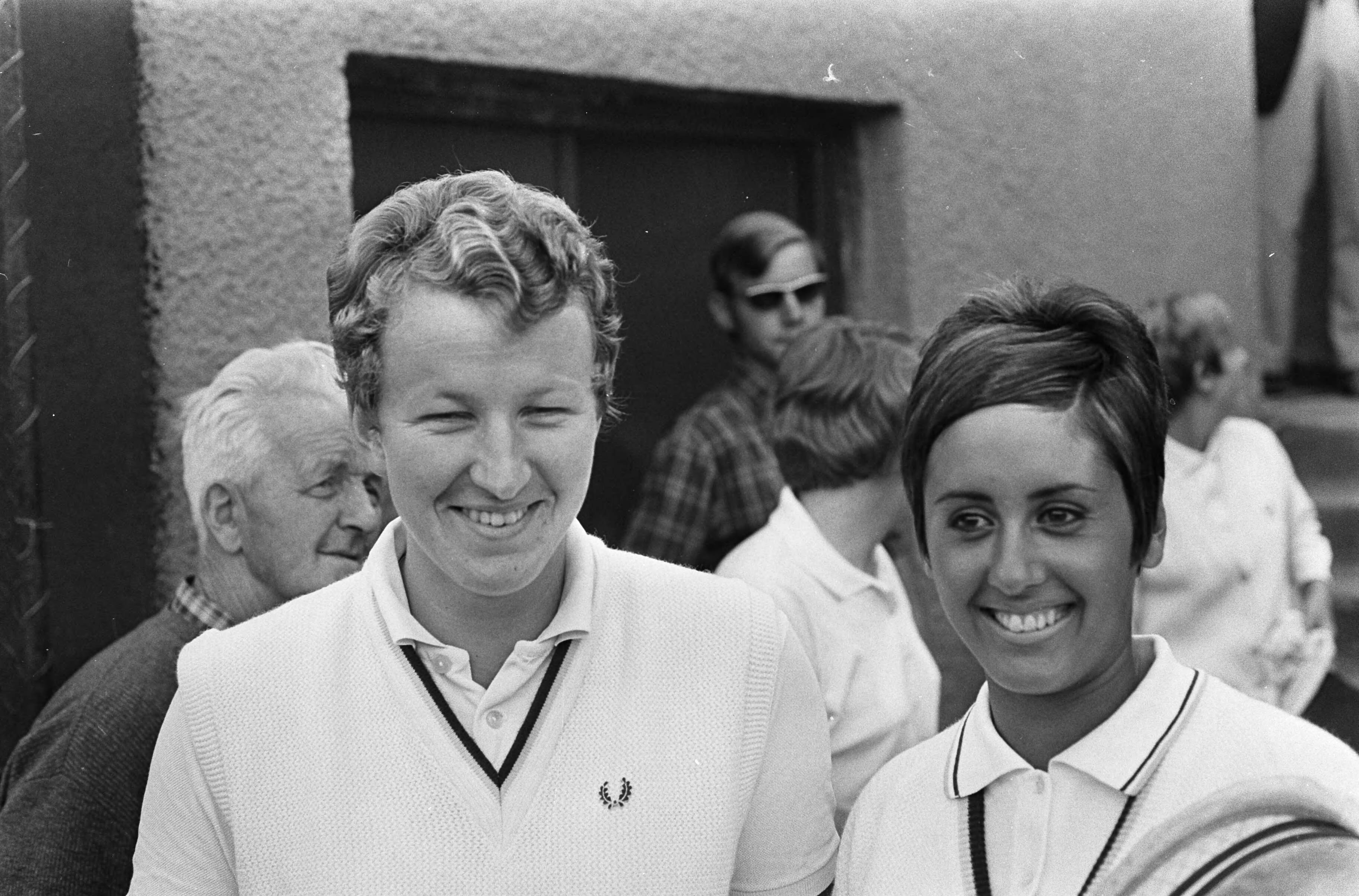 Fotocollectie Anefo — Nederlandse Tenniskampioenschappen Scheveningen. Kampioen dames dubbel mejuffrouw Salome (Frankrijk) — Foto: Kroon, Ron / Anefo. Licentie: Set B: Rechtenvrij / Publiek Domein. Bron: Nationaal Archief. http://hdl.handle.net/10648/ab22e9c2-d0b4-102d-bcf8-003048976d84