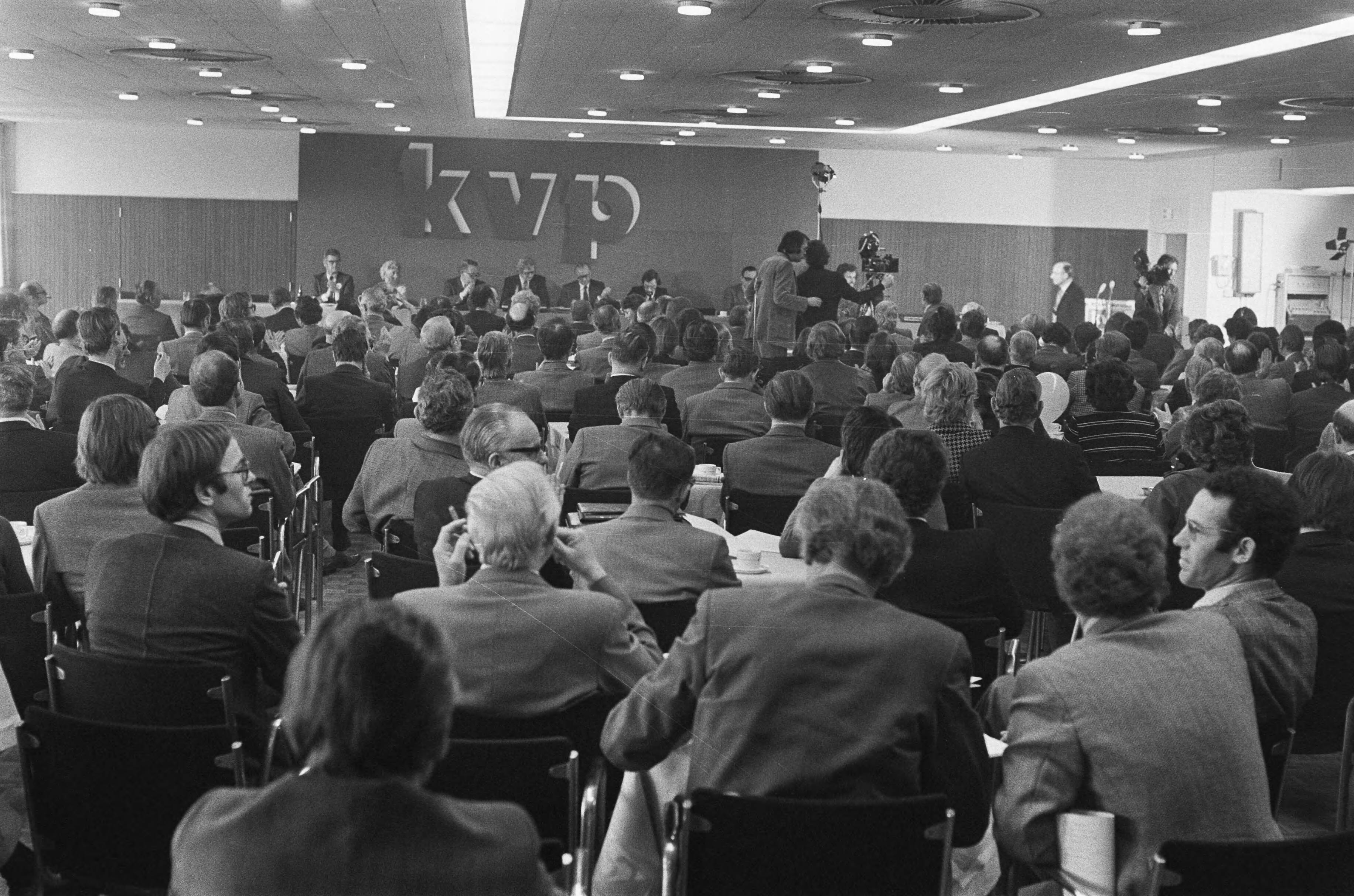 Fotocollectie Anefo — KVP-manifestatie Den Haag ; overzicht — Foto: Verhoeff, Bert / Anefo. Licentie: Set B: Rechtenvrij / Publiek Domein. Bron: Nationaal Archief. http://hdl.handle.net/10648/ac462594-d0b4-102d-bcf8-003048976d84