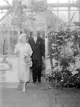 Fotocollectie Anefo — Koningin Juliana bezoekt Deventer en Vriezenveen. Bezoek aan Rijkshogeschool voor Tropische Landbouw te Deventer, links dr.Ir. H. M. van Harpen — Foto: Pot, Harry / Anefo. Licentie: Set B: Rechtenvrij / Publiek Domein. Bron: Nationaal Archief. http://hdl.handle.net/10648/a97b864c-d0b4-102d-bcf8-003048976d84