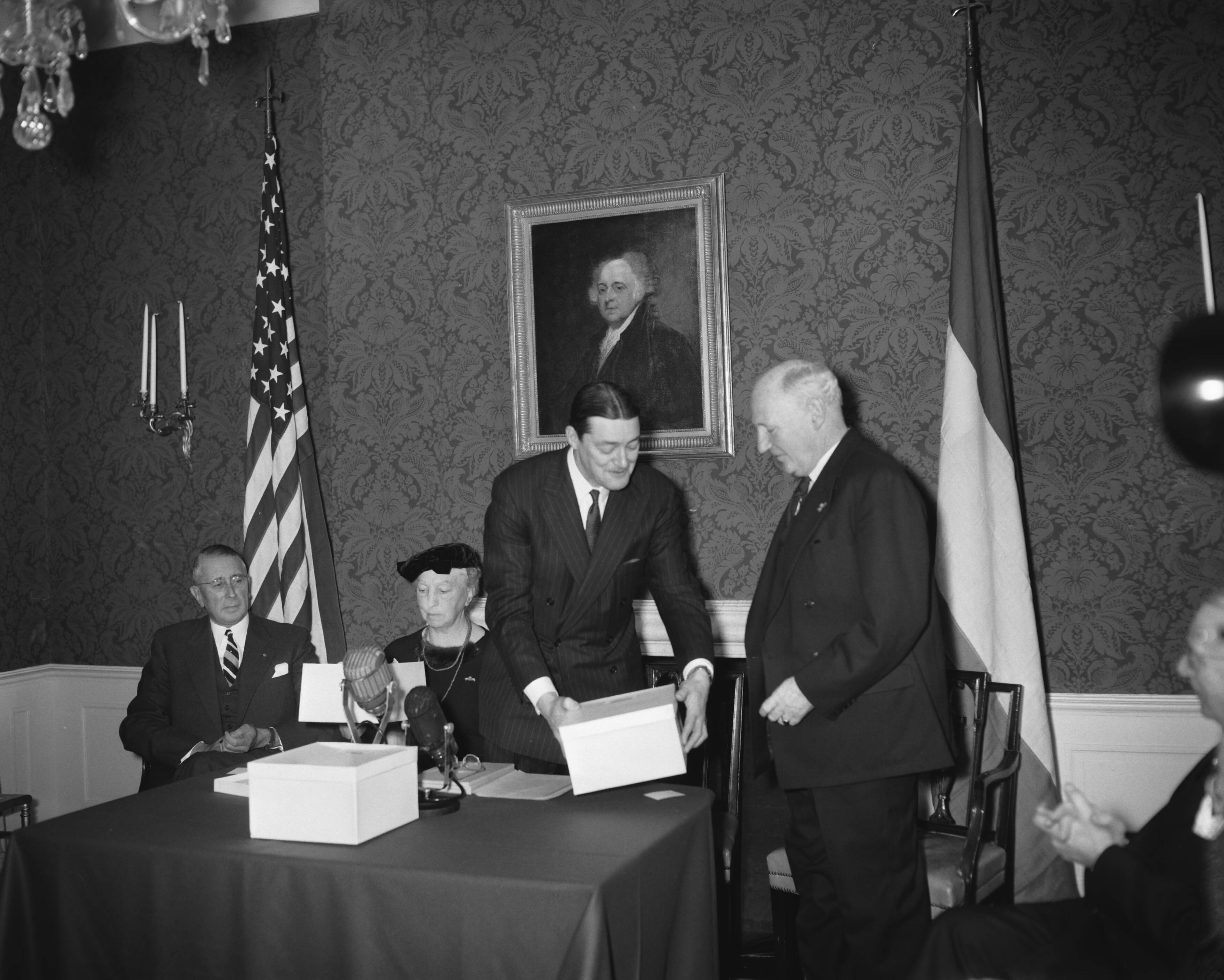 Fotocollectie Anefo — Uitreiking van de Pieter Stuyvesantprijzen door de Amerikaanse ambassadeur Philip Young in zijn ambtswoning. V.l.n.r. Ir. E. U. C. Schiff , mej. dr. J. J. van Dullemond , ambassadeur Young en Willem Hugo de Monchy (hoofdingenieur van de Holland-Amerika Lijn) — Foto: Bilsen, Joop van / Anefo. Licentie: Set B: Rechtenvrij / Publiek Domein. Bron: Nationaal Archief. http://hdl.handle.net/10648/a98a3d40-d0b4-102d-bcf8-003048976d84