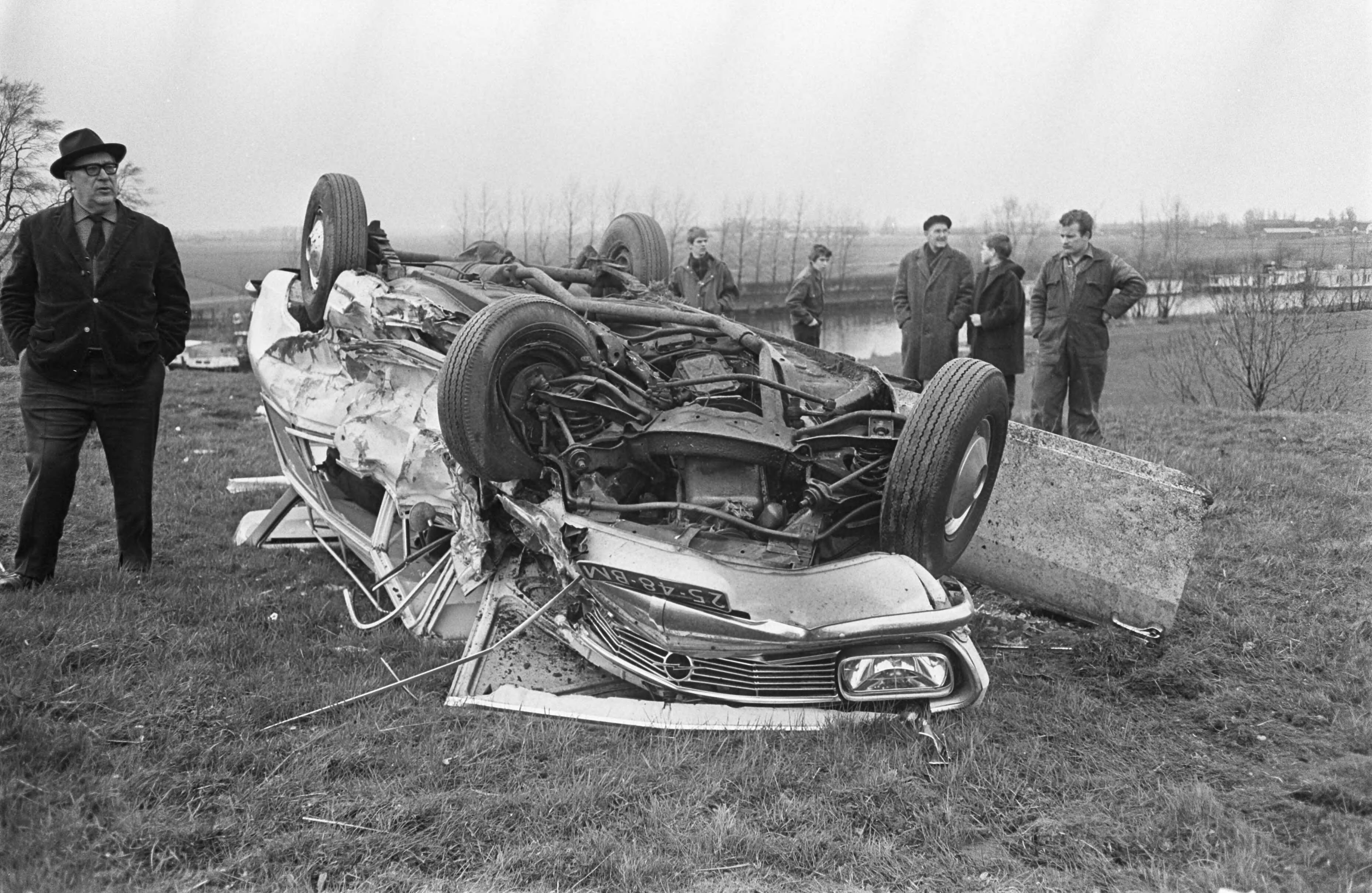 Fotocollectie Anefo — Frontale botsing bij Baarn. De Opel na de botsing op zijn kop — Foto: Koch, Eric / Anefo. Licentie: Set B: Rechtenvrij / Publiek Domein. Bron: Nationaal Archief. http://hdl.handle.net/10648/ab3b93dc-d0b4-102d-bcf8-003048976d84