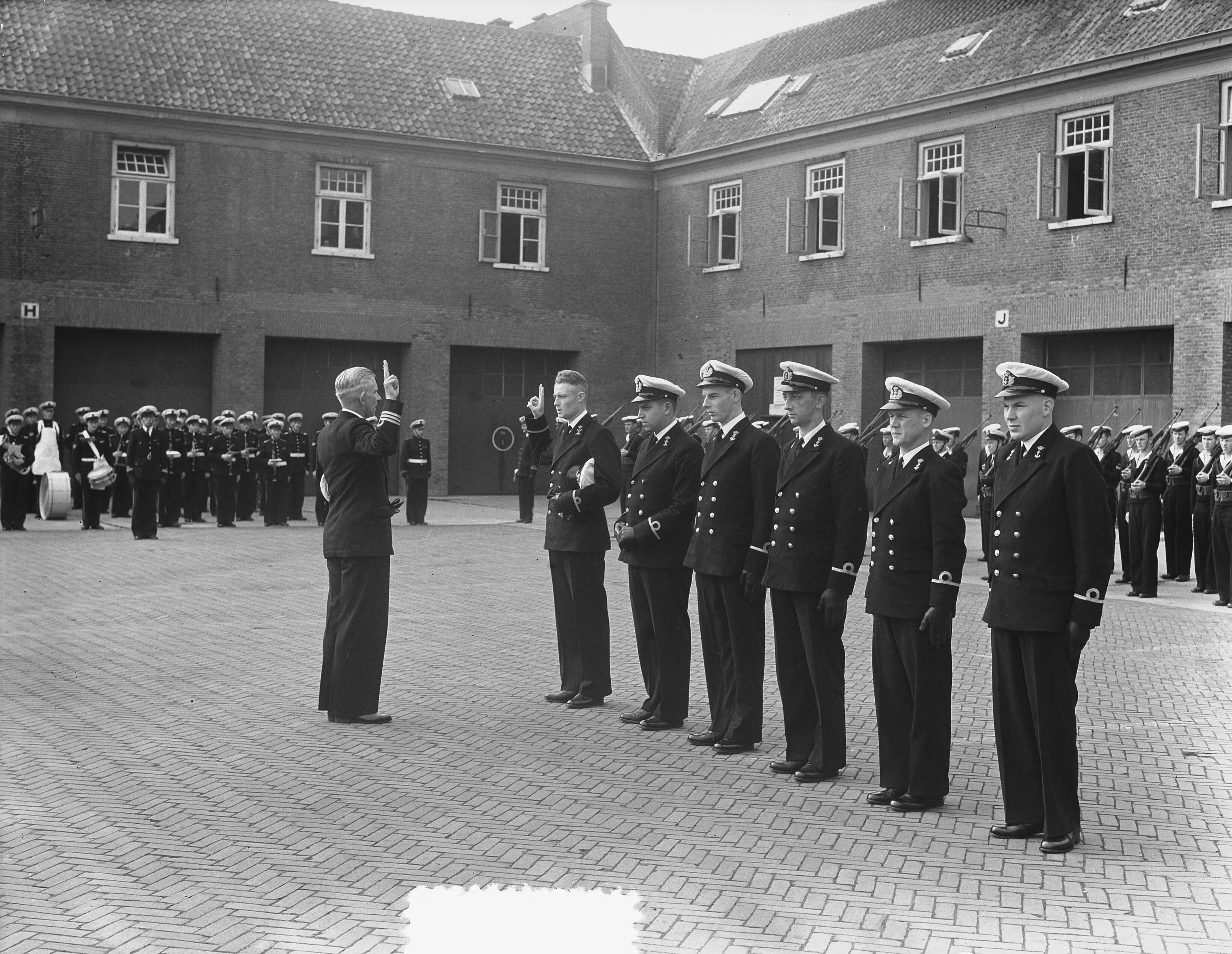 Beëdiging marine-officieren in Den Haag — Foto: Vogel, Carel L. de / Anefo. — Licentie: Set B: Rechtenvrij / Publiek Domein. Bron: Nationaal Archief. http://hdl.handle.net/10648/a8eff104-d0b4-102d-bcf8-003048976d84