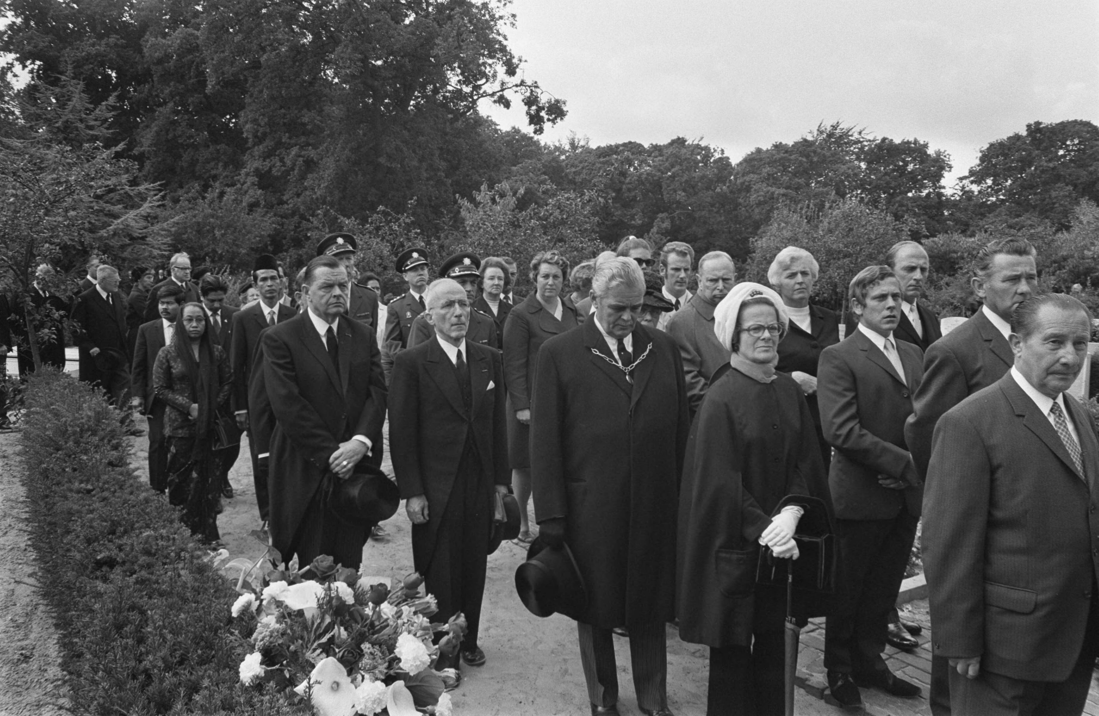 Fotocollectie Anefo — Hoofdagent J. Moolenaar , gedood bij gewapende overval door Zuid-Molukkers op woning Indonesische ambasadeur is met korpseer begraven, Wassenaar — Foto: Evers, Joost / Anefo. Licentie: Set B: Rechtenvrij / Publiek Domein. Bron: Nationaal Archief. http://hdl.handle.net/10648/aba2496a-d0b4-102d-bcf8-003048976d84