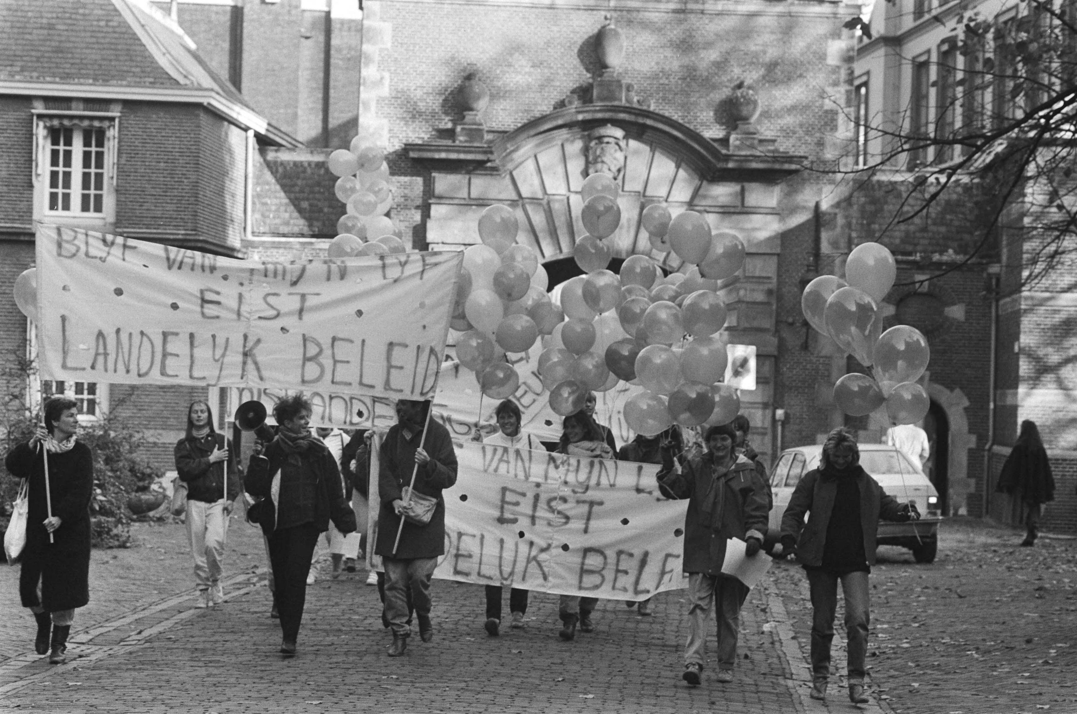 Fotocollectie Anefo — Vrouwen van "Blijf van m'n lijfhuizen" demonstreren in Den Haag tegen decentralisatiebeleid — Foto: Croes, Rob C. / Anefo. Licentie: Set B: Rechtenvrij / Publiek Domein. Bron: Nationaal Archief. http://hdl.handle.net/10648/ad4c4fd6-d0b4-102d-bcf8-003048976d84