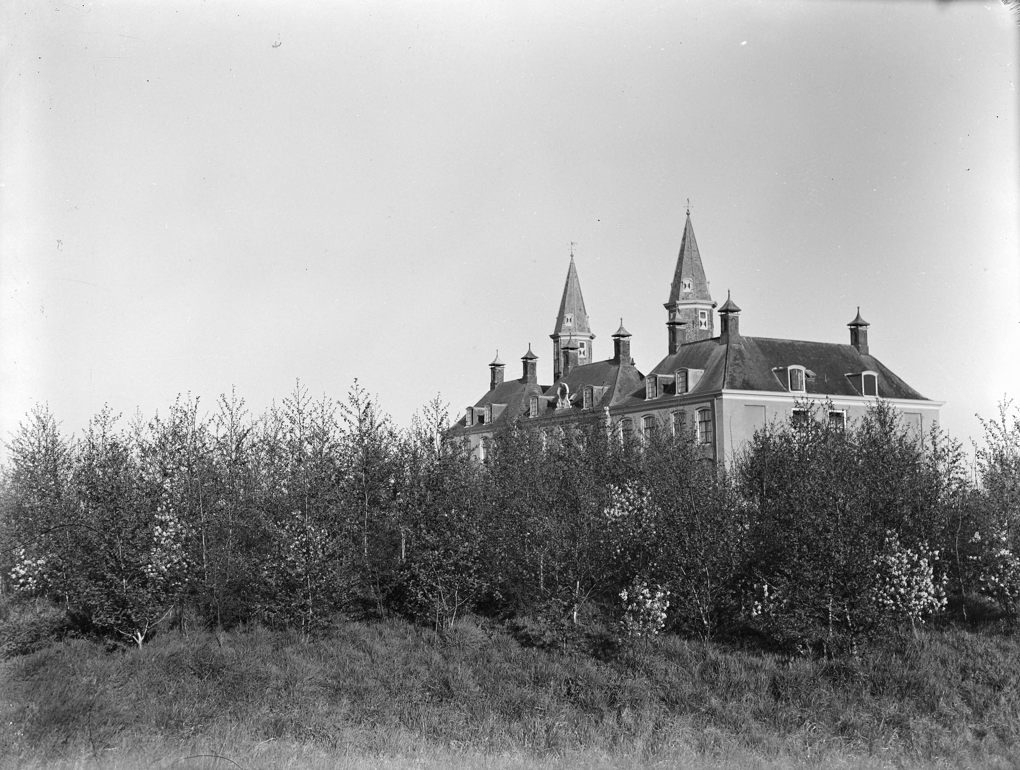 Fotocollectie Nederlandse Heidemaatschappij — Landgoed "Ter Hooghe" onder Middelburg met na de inundatie opnieuw aangelegde beplanting — Foto: Fotograaf Onbekend / Heidemij. Licentie: Set B: Rechtenvrij / Publiek Domein. Bron: Nationaal Archief. http://hdl.handle.net/10648/ae7f60d2-d0b4-102d-bcf8-003048976d84