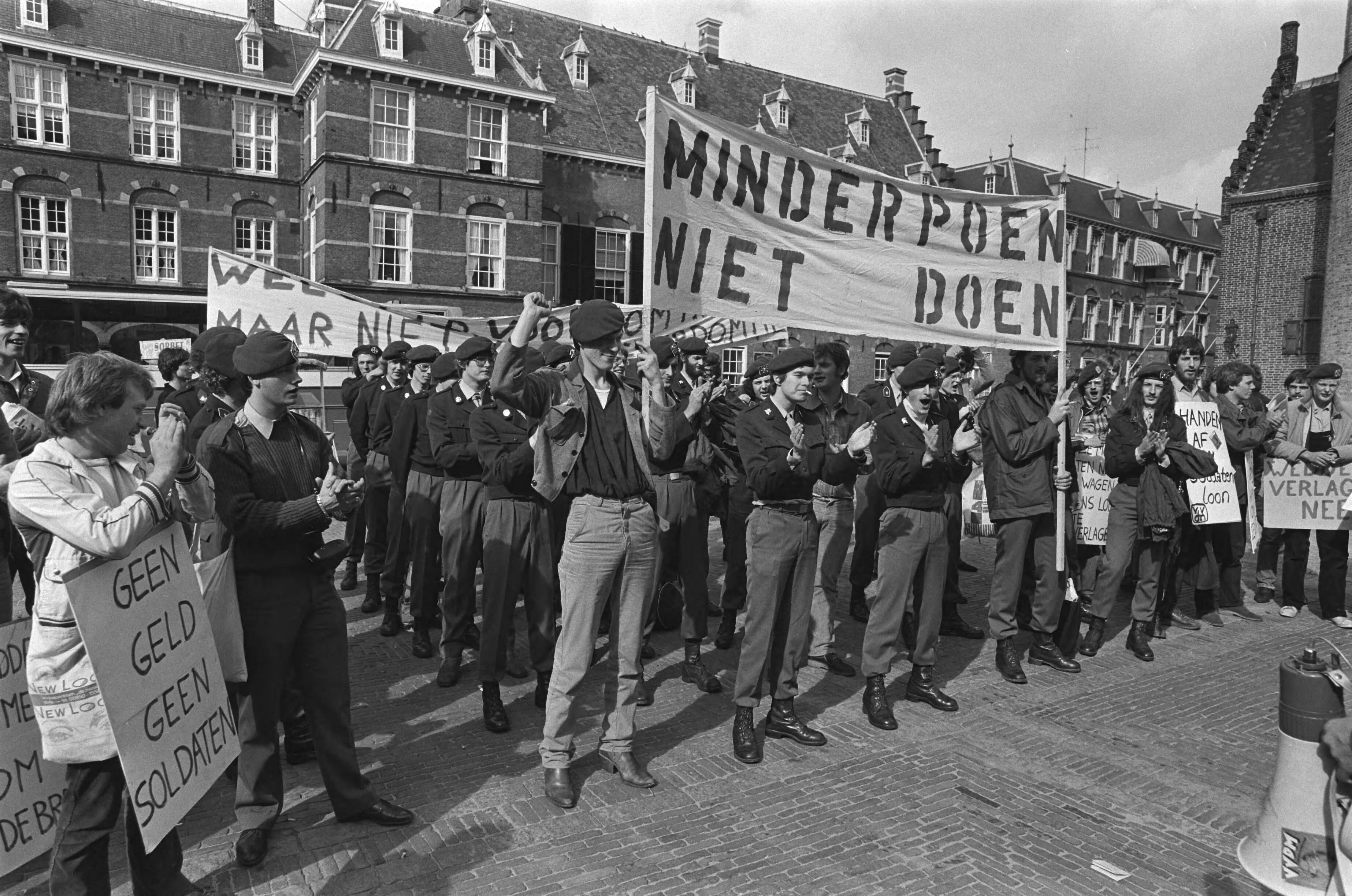 Demonstratie van de Vereniging van Dienstplichtige Militairen tegen weddeverlaging op het Binnenhof in Den Haag — Demonstrerende militairen op het Binnenhof — Foto: Antonisse, Marcel / Anefo. Licentie: Set B: Rechtenvrij / Publiek Domein. Bron: Nationaal Archief. http://hdl.handle.net/10648/ace81bb0-d0b4-102d-bcf8-003048976d84