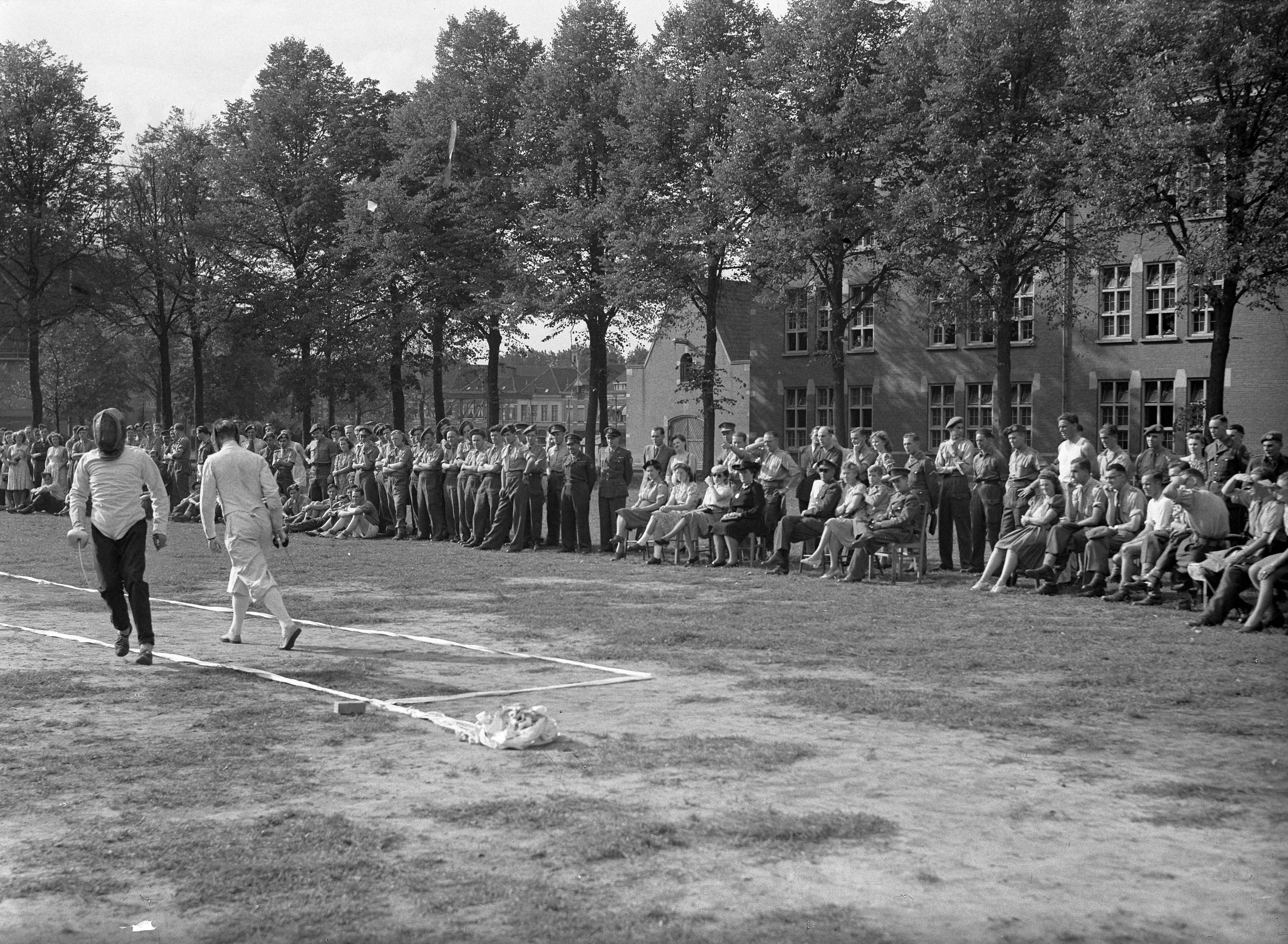 Fotocollectie Anefo — Feest opleidingscursus onderofficieren te Breda — Foto: Sagers, Harry / Anefo. Licentie: Set B: Rechtenvrij / Publiek Domein. Bron: Nationaal Archief. http://hdl.handle.net/10648/a8acf250-d0b4-102d-bcf8-003048976d84