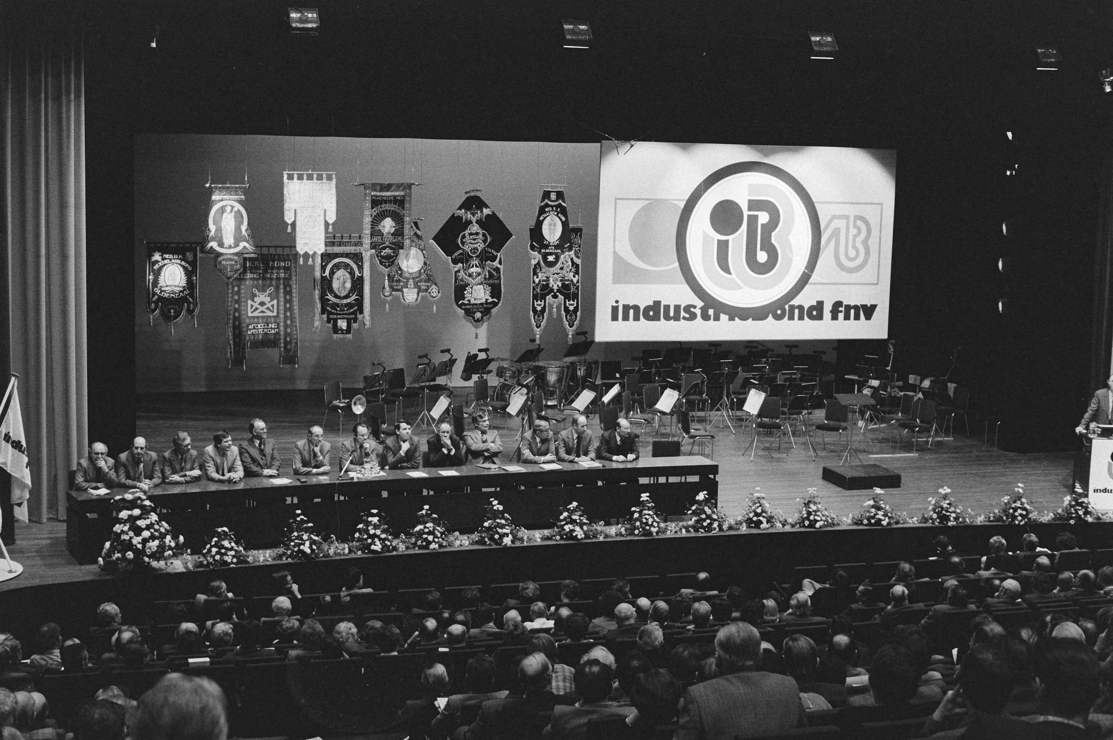 Fotocollectie Anefo — Oprichtingsvergadering Industriebond FNV in Utrecht, oude vaandels met op de voorgrond de zaal — Foto: Bogaerts, Rob / Anefo. Licentie: Set B: Rechtenvrij / Publiek Domein. Bron: Nationaal Archief. http://hdl.handle.net/10648/acf063b0-d0b4-102d-bcf8-003048976d84