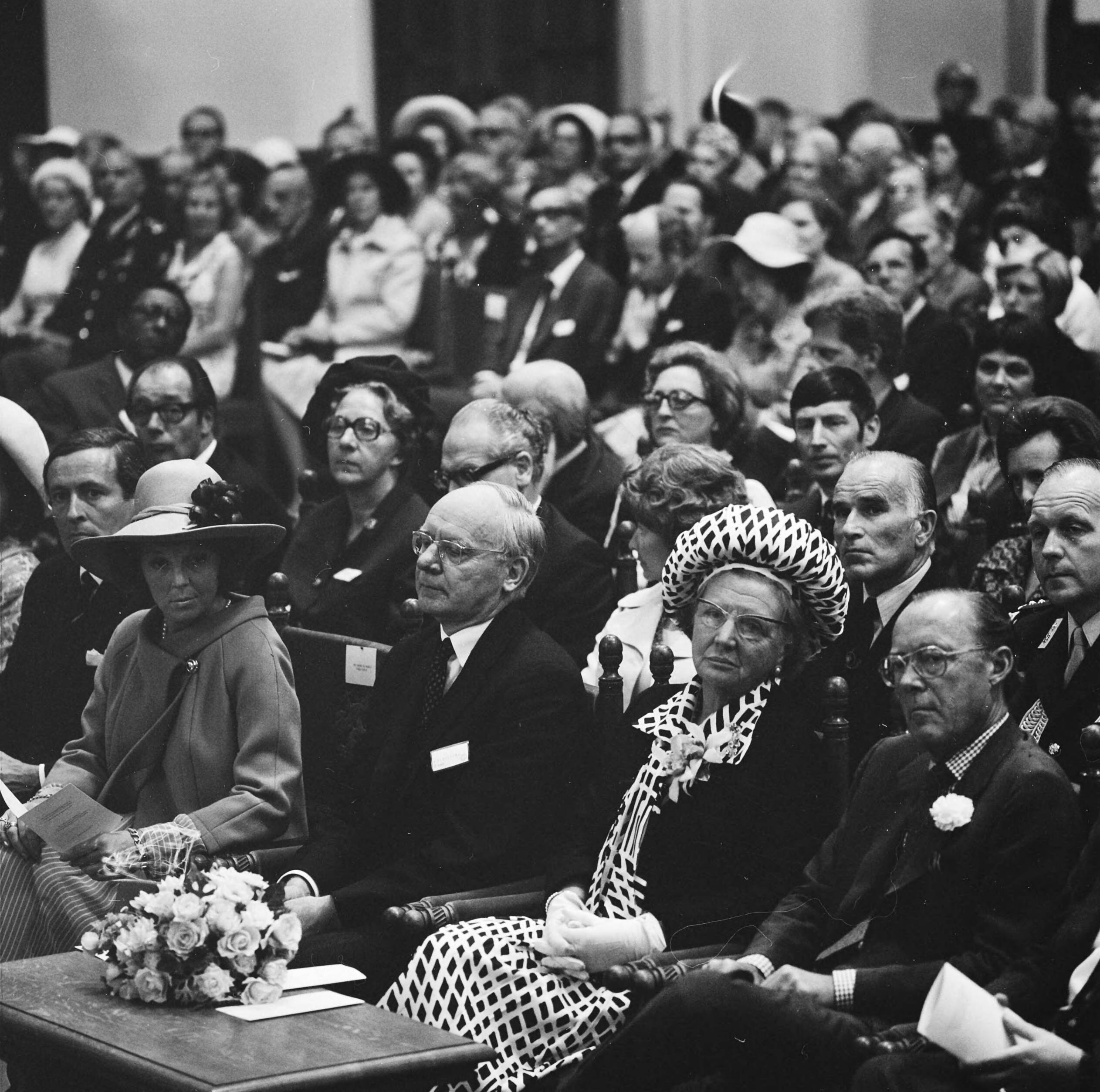 Fotocollectie Anefo — Viering Zilveren Regeringsjubileum van Koningin Juliana in Den Haag , Koninklijke familie in Ridderzaal — Foto: Mieremet, Rob / Anefo. Licentie: Set B: Rechtenvrij / Publiek Domein. Bron: Nationaal Archief. http://hdl.handle.net/10648/ac364f48-d0b4-102d-bcf8-003048976d84