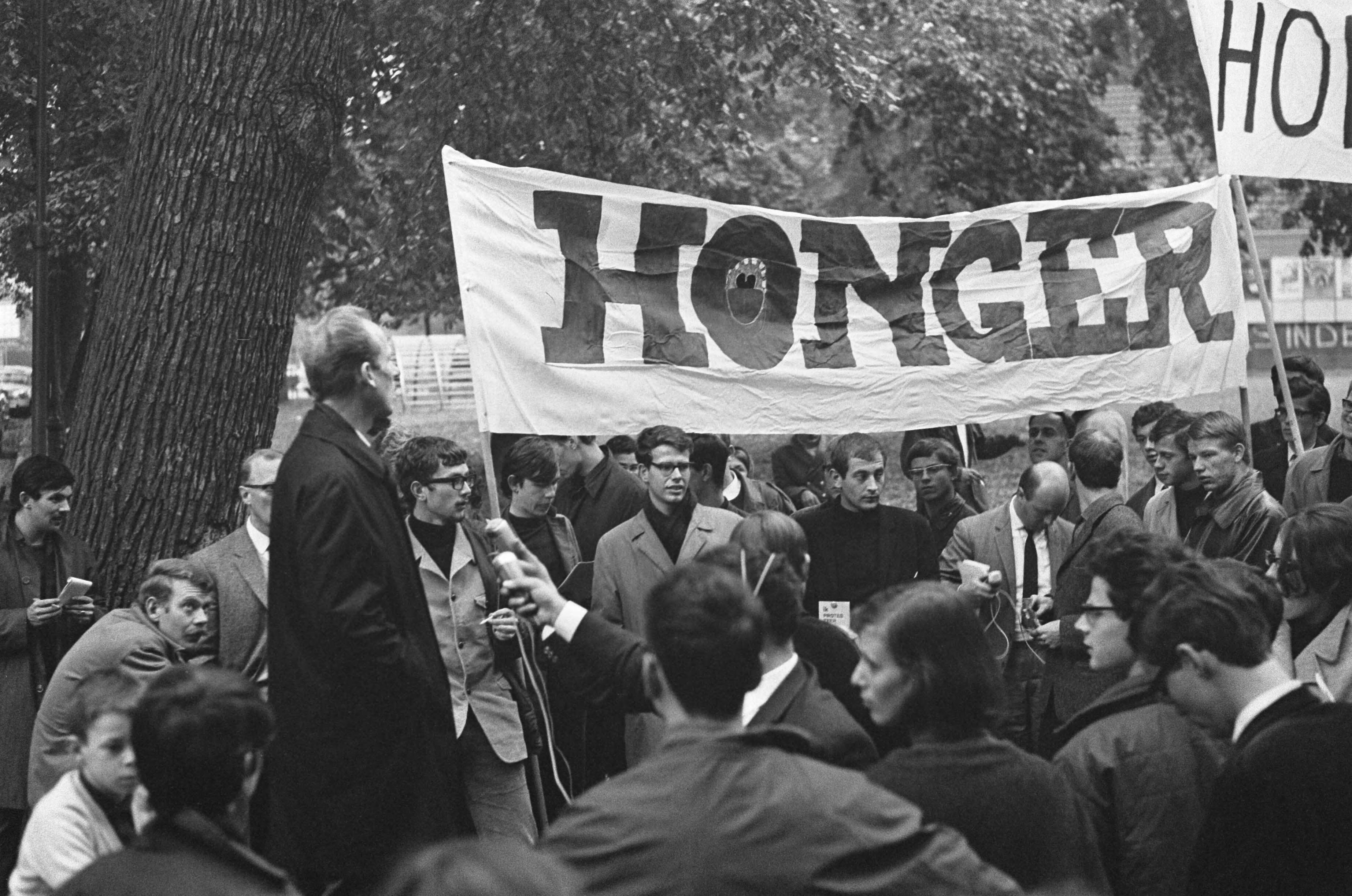Studentendemonstratie inzake studietoelagen, optocht van Amsterdam naar Den Haag — Betogende studenten lopen met spandoeken met diversen opschriften — Foto: Fotograaf Onbekend / Anefo. Licentie: Set B: Rechtenvrij / Publiek Domein. Bron: Nationaal Archief. http://hdl.handle.net/10648/aafe2c90-d0b4-102d-bcf8-003048976d84