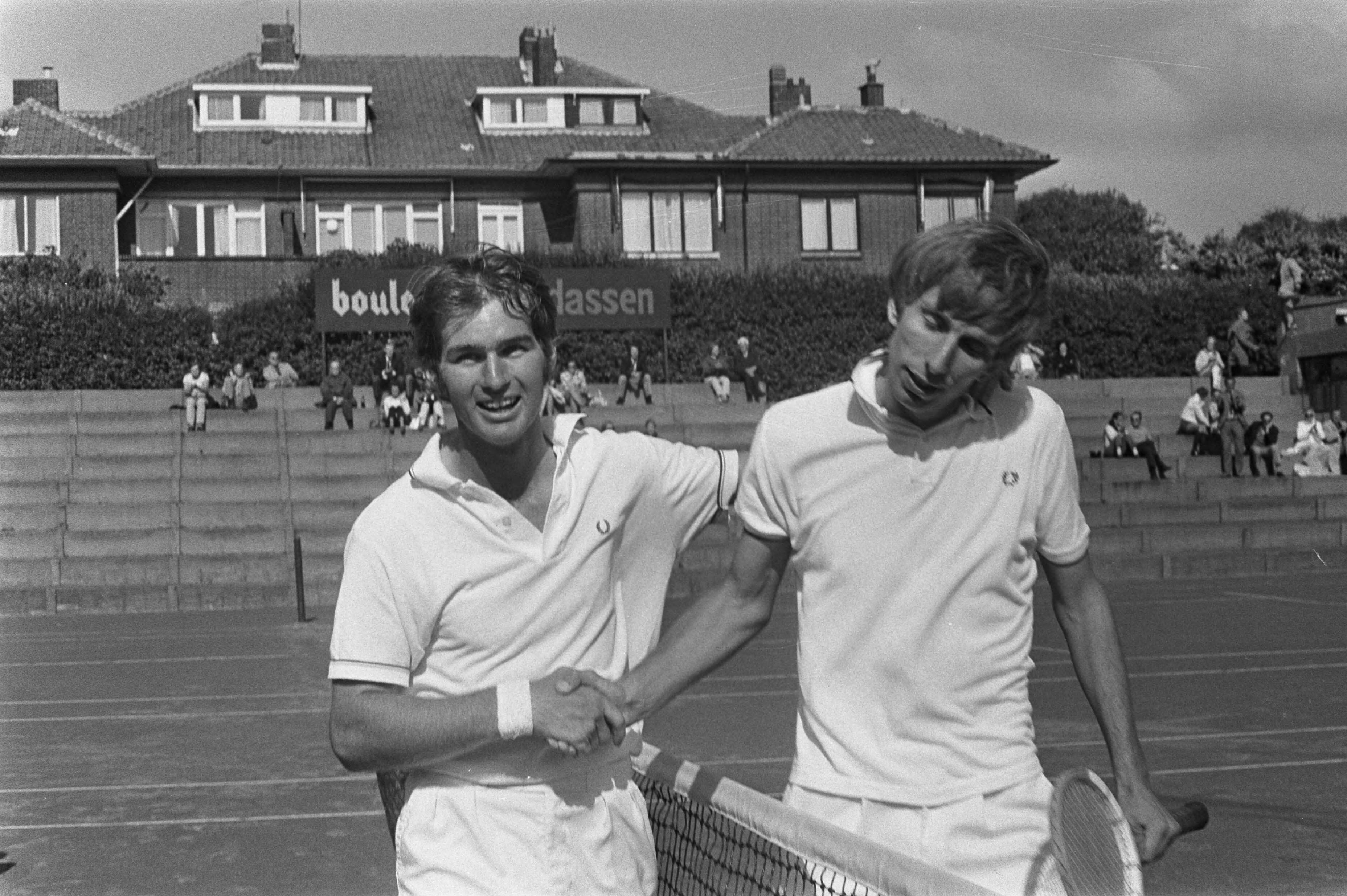 Fotocollectie Anefo — Nationale kampioenschappen, Scheveningen, vervolg 237490; links Emmes, rechts Schneider, nr. 8, 9 — Foto: Mieremet, Rob / Anefo. Licentie: Set B: Rechtenvrij / Publiek Domein. Bron: Nationaal Archief. http://hdl.handle.net/10648/ab9ffd4a-d0b4-102d-bcf8-003048976d84