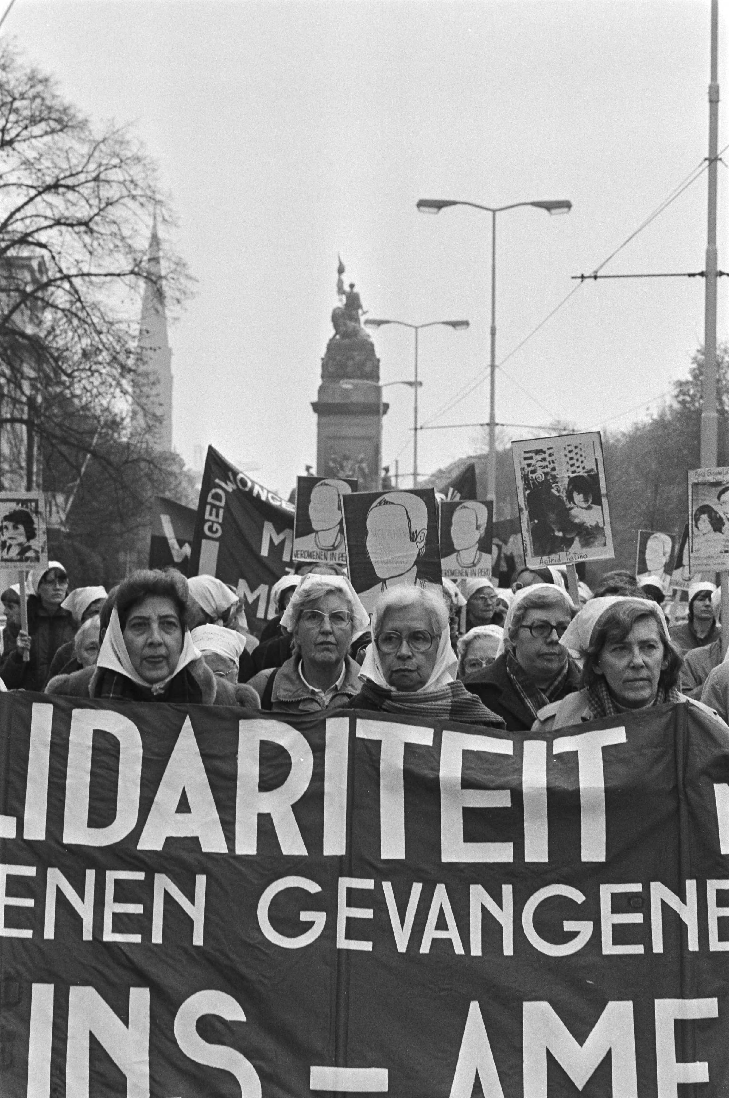 Fotocollectie Anefo — Stille tocht "dwaze moeders" in Den Haag met Argentijnse "dwaze moeders" Martha en Maria Andela , rechts Mies Bouhuys — Foto: Croes, Rob C. / Anefo. Licentie: Set B: Rechtenvrij / Publiek Domein. Bron: Nationaal Archief. http://hdl.handle.net/10648/ad3fceaa-d0b4-102d-bcf8-003048976d84