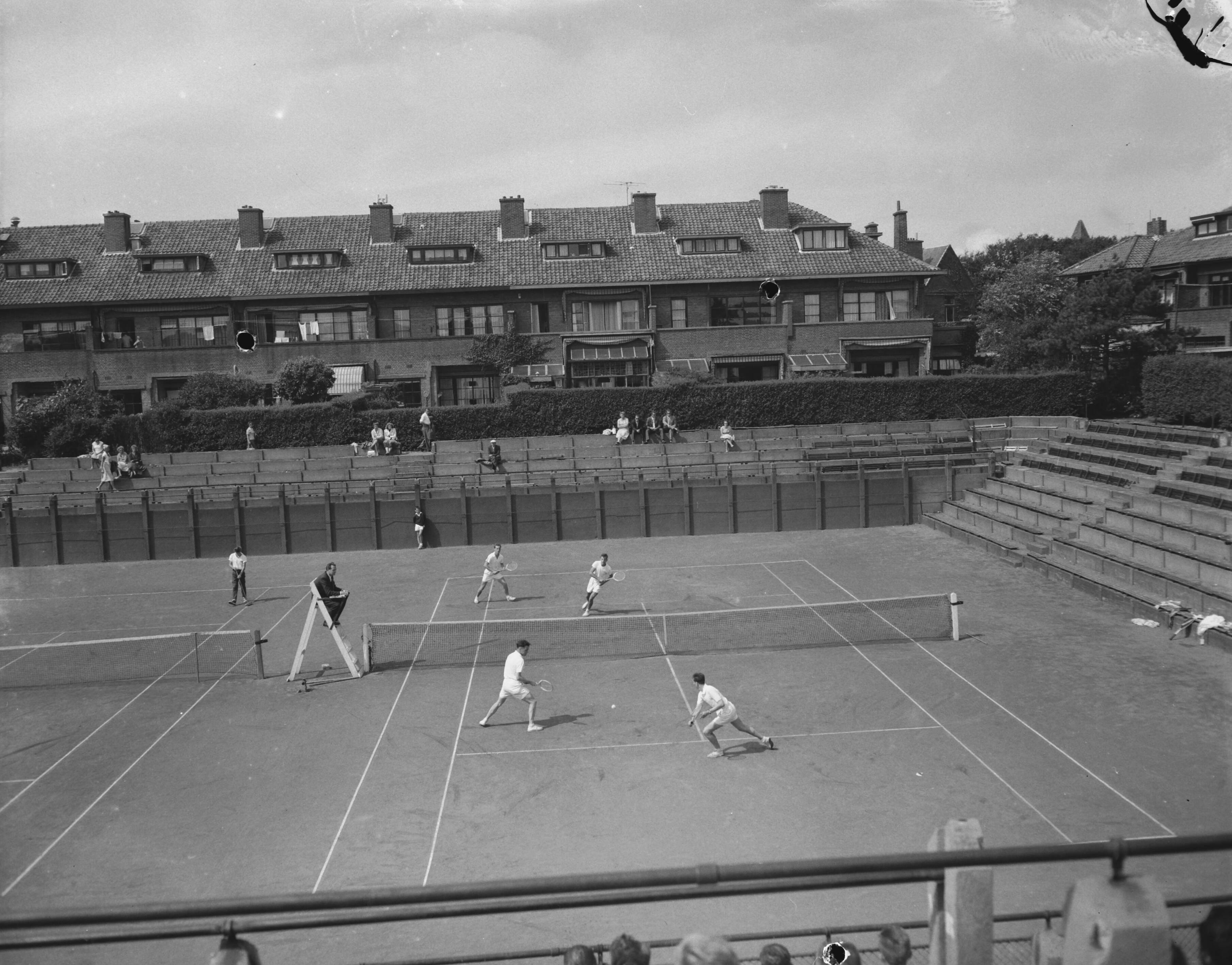 Fotocollectie Anefo — Tenniskampioenschap van Nederland op de METS banen te Scheveningen, herendubbel. Achter het net: Maris van de Weg : voor het net Beukers en Vekemans — Foto: Bilsen, Joop van / Anefo. Licentie: Set B: Rechtenvrij / Publiek Domein. Bron: Nationaal Archief. http://hdl.handle.net/10648/a9827dee-d0b4-102d-bcf8-003048976d84