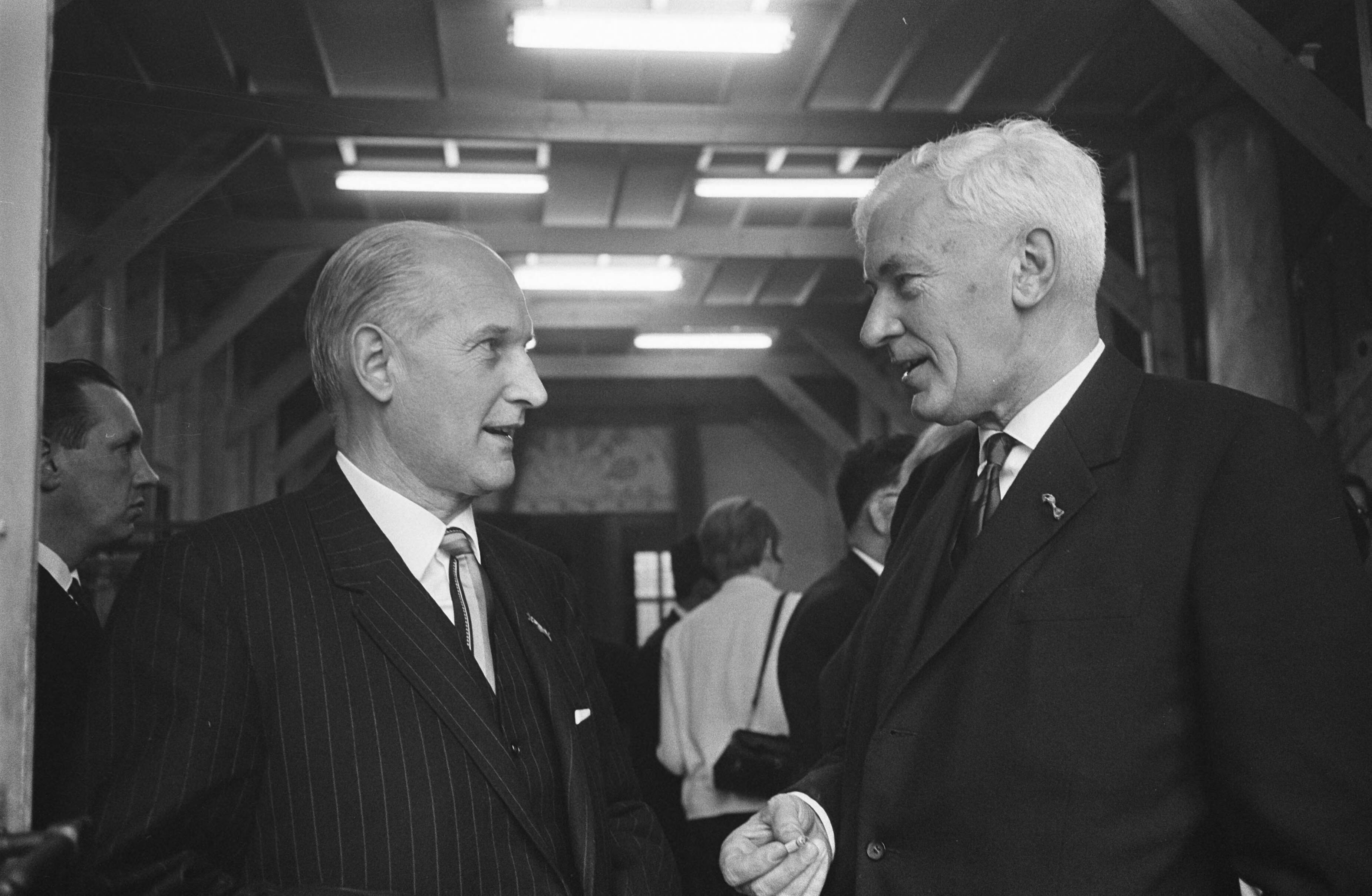 Fotocollectie Anefo — Conferentie van Raad van Jongeren van Verbond van Wereldfederalisten in Paleis Noordeinde te Den Haag — Foto: Koch, Eric / Anefo. Licentie: Set B: Rechtenvrij / Publiek Domein. Bron: Nationaal Archief. http://hdl.handle.net/10648/aae4c32c-d0b4-102d-bcf8-003048976d84