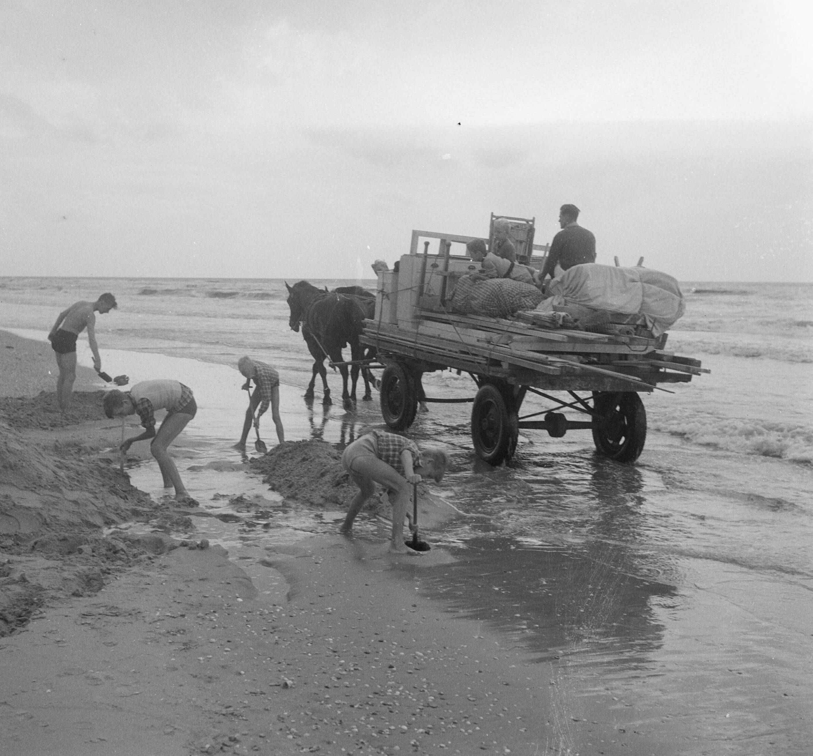 Fotocollectie Anefo — Sluiting badseizoen Zandvoort — Foto: Noske, J.D. / Anefo. Licentie: Set B: Rechtenvrij / Publiek Domein. Bron: Nationaal Archief. http://hdl.handle.net/10648/a8eecd38-d0b4-102d-bcf8-003048976d84