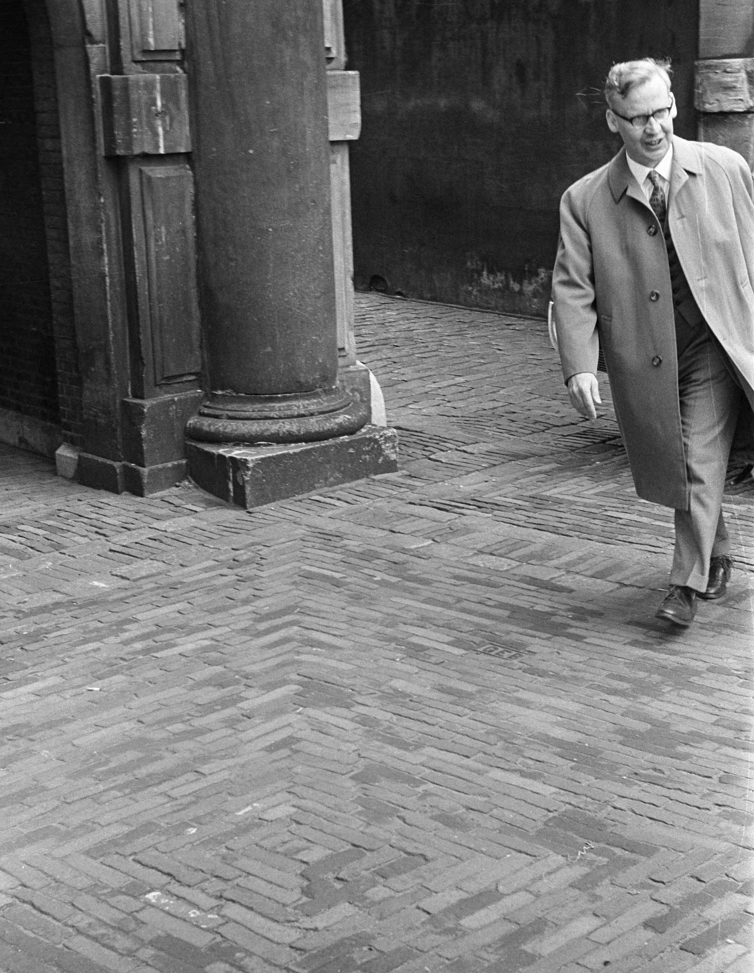 Fotocollectie Anefo — Bespreking op Economische Zaken te Den Haag , aankomst Minister Diepenhorst — Foto: Voets, Jan / Anefo. Licentie: Set B: Rechtenvrij / Publiek Domein. Bron: Nationaal Archief. http://hdl.handle.net/10648/aaf8eeb0-d0b4-102d-bcf8-003048976d84