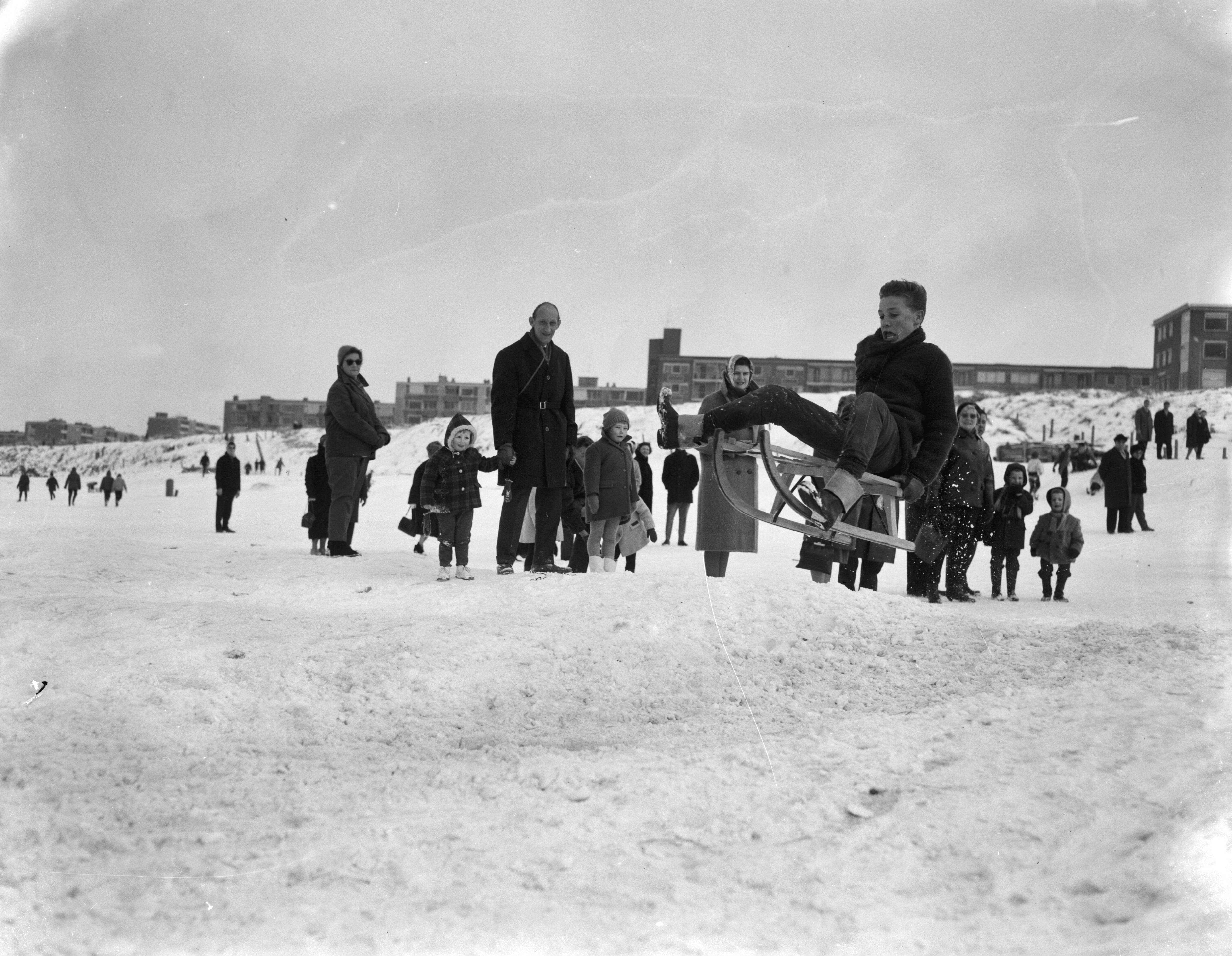 Fotocollectie Anefo — Zandvoort. Schansspringen met de slee door jeugd te Zandvoort — Foto: Bilsen, Joop van / Anefo. Licentie: Set B: Rechtenvrij / Publiek Domein. Bron: Nationaal Archief. http://hdl.handle.net/10648/aa2880d6-d0b4-102d-bcf8-003048976d84