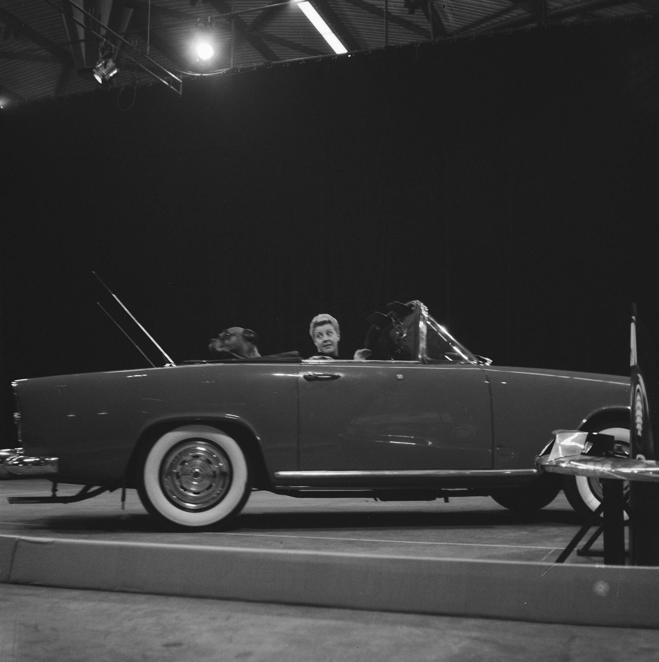 Fotocollectie Anefo — Televisieprogramma "TV-Toto" van de VARA uitgezonden vanuit de Expohal, Pia Beck in haar sportauto — Foto: Lindeboom, Henk / Anefo. Licentie: Set B: Rechtenvrij / Publiek Domein. Bron: Nationaal Archief. http://hdl.handle.net/10648/a9c248fc-d0b4-102d-bcf8-003048976d84