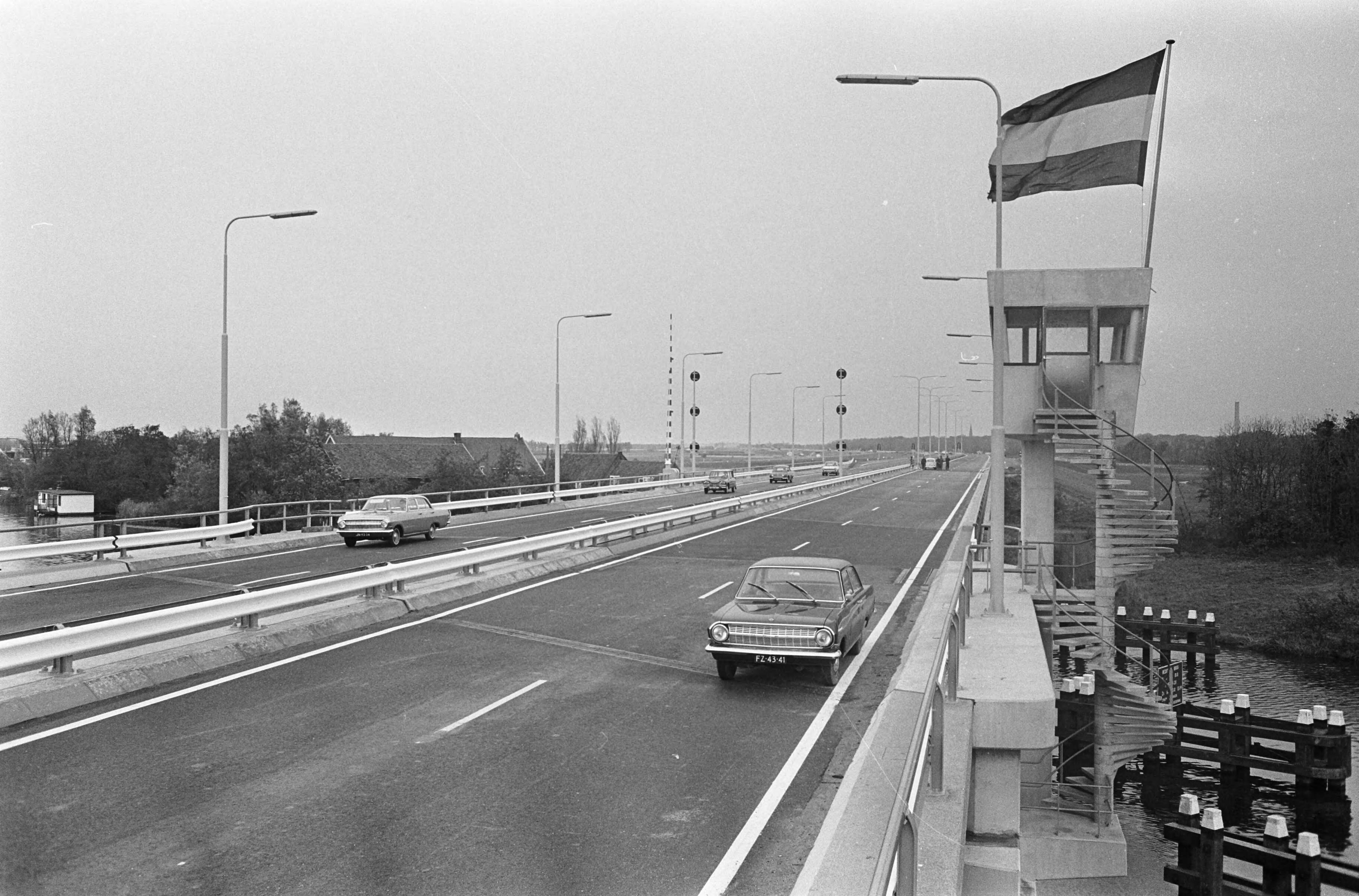 Autosnelweg (N44) tussen Den Haag en Amsterdam verbeterd — De flessenhals bij de Haagse Schouw — Foto: Fotograaf Onbekend / Anefo. Licentie: Set B: Rechtenvrij / Publiek Domein. Bron: Nationaal Archief. http://hdl.handle.net/10648/ab01ac1c-d0b4-102d-bcf8-003048976d84