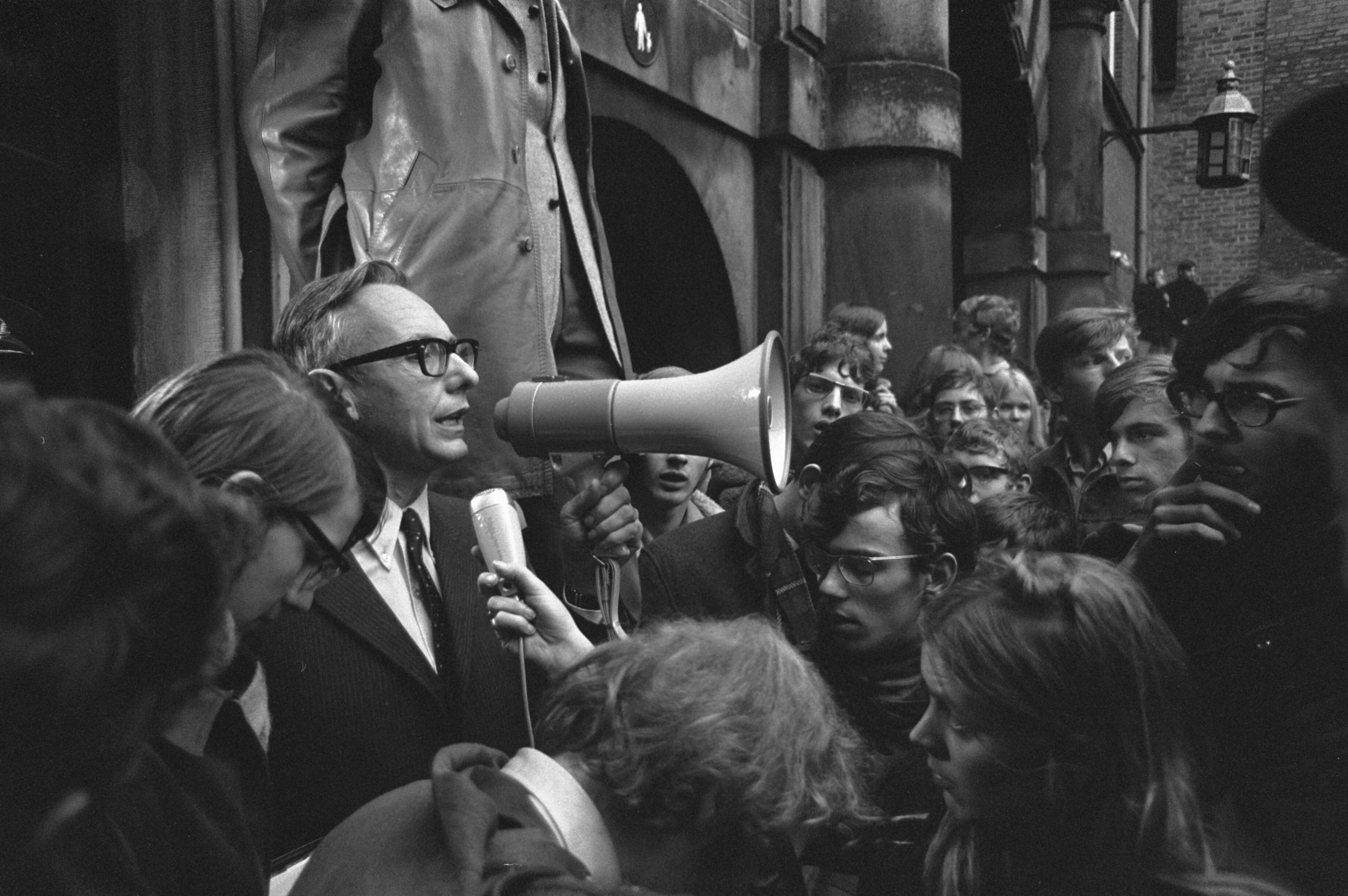 Fotocollectie Anefo — Protestmars van duizenden scholieren en studenten voor hu aan Biafra, Den Haag . Van der Stoel (PVDA) met megafoon — Foto: Evers, Joost / Anefo. Licentie: Set B: Rechtenvrij / Publiek Domein. Bron: Nationaal Archief. http://hdl.handle.net/10648/ab896cec-d0b4-102d-bcf8-003048976d84