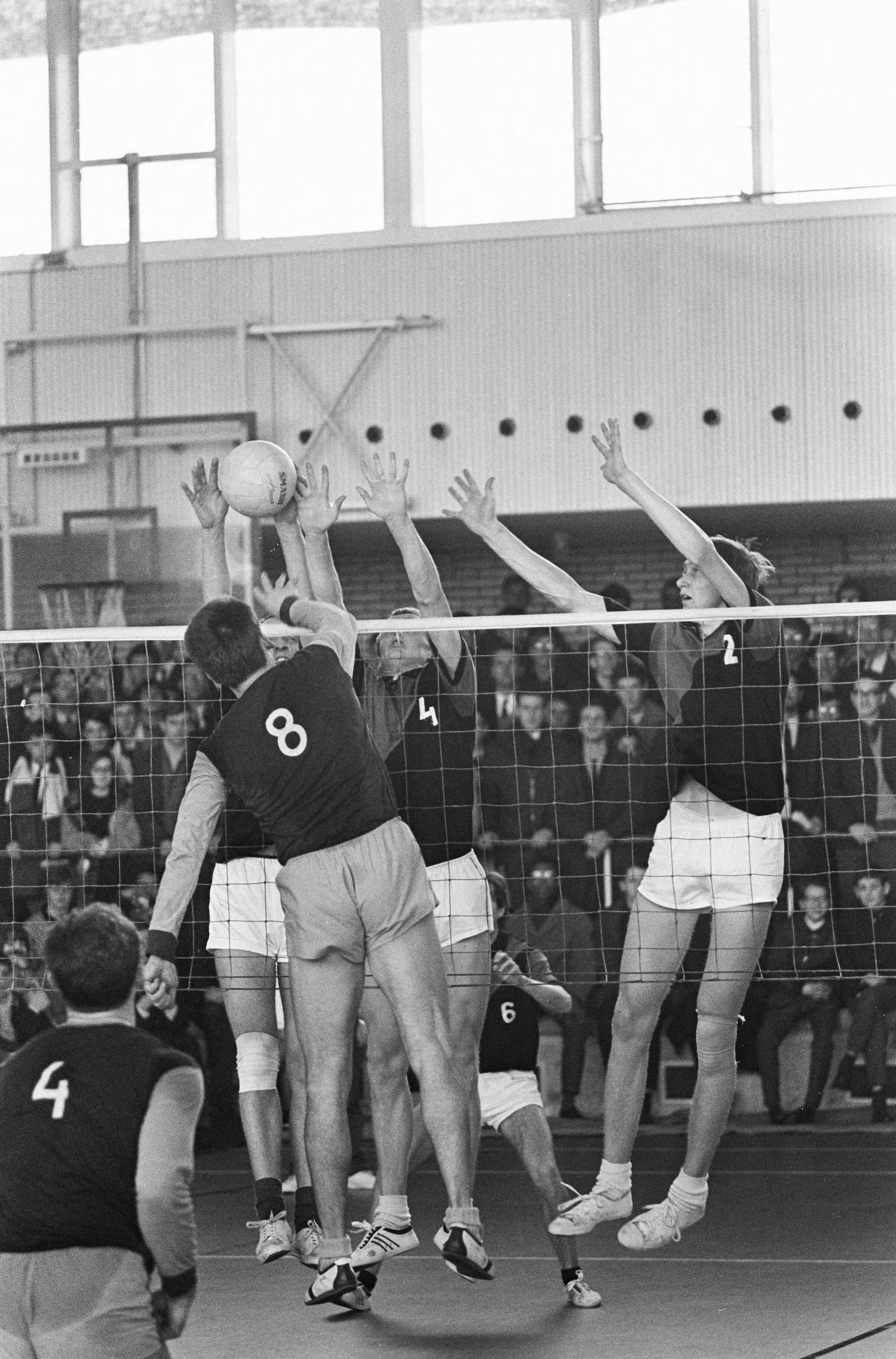 Fotocollectie Anefo — Volleybal Blokkeer tegen Dukla, spelmomenten — Foto: Kroon, Ron / Anefo. Licentie: Set B: Rechtenvrij / Publiek Domein. Bron: Nationaal Archief. http://hdl.handle.net/10648/aae10c1e-d0b4-102d-bcf8-003048976d84