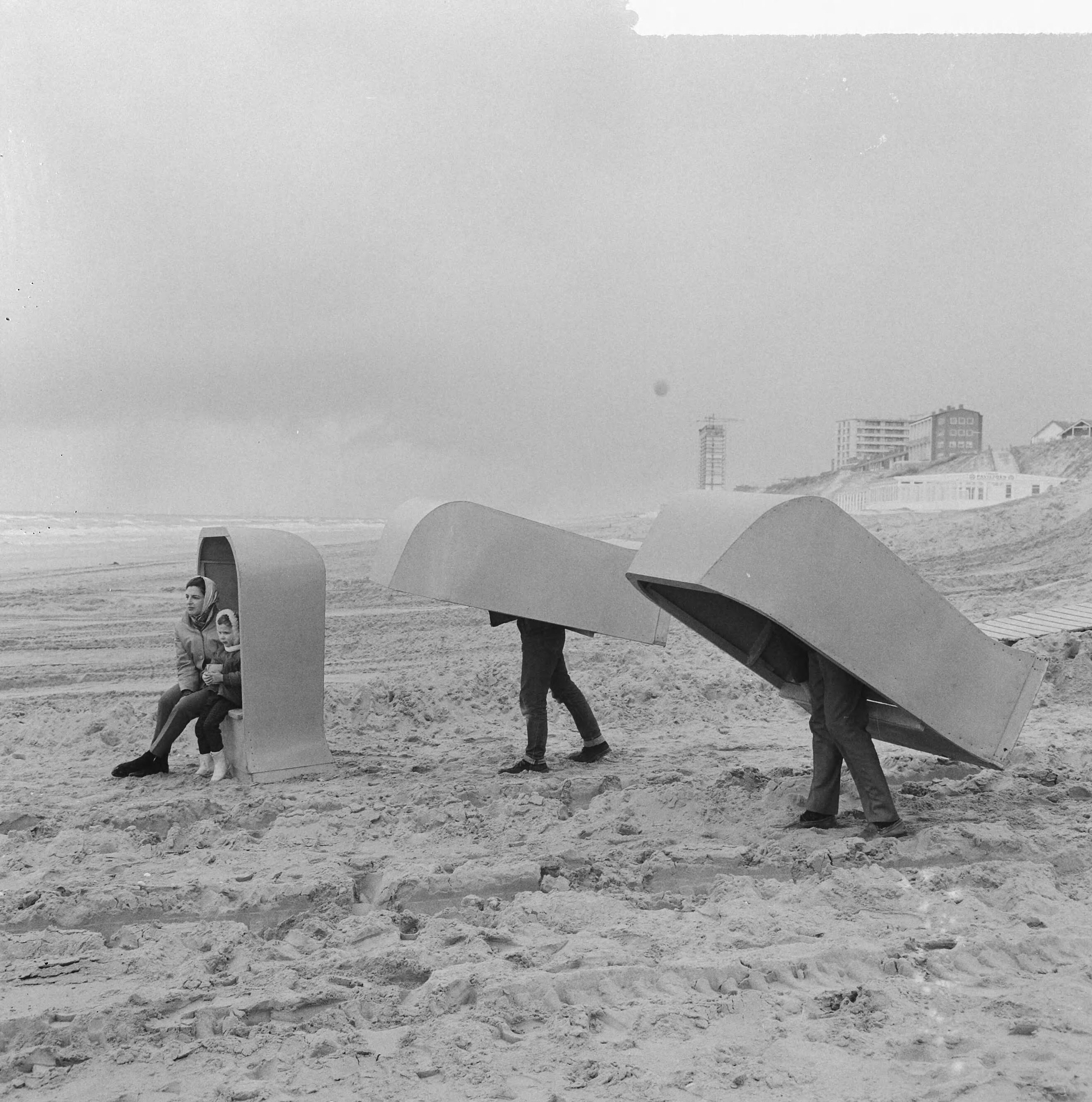 Fotocollectie Anefo — Strandstoelen gaan weer het strand op, aanslepen strandstoelen — Foto: Nijs, Jac. de / Anefo. Licentie: Set B: Rechtenvrij / Publiek Domein. Bron: Nationaal Archief. http://hdl.handle.net/10648/aa95478e-d0b4-102d-bcf8-003048976d84