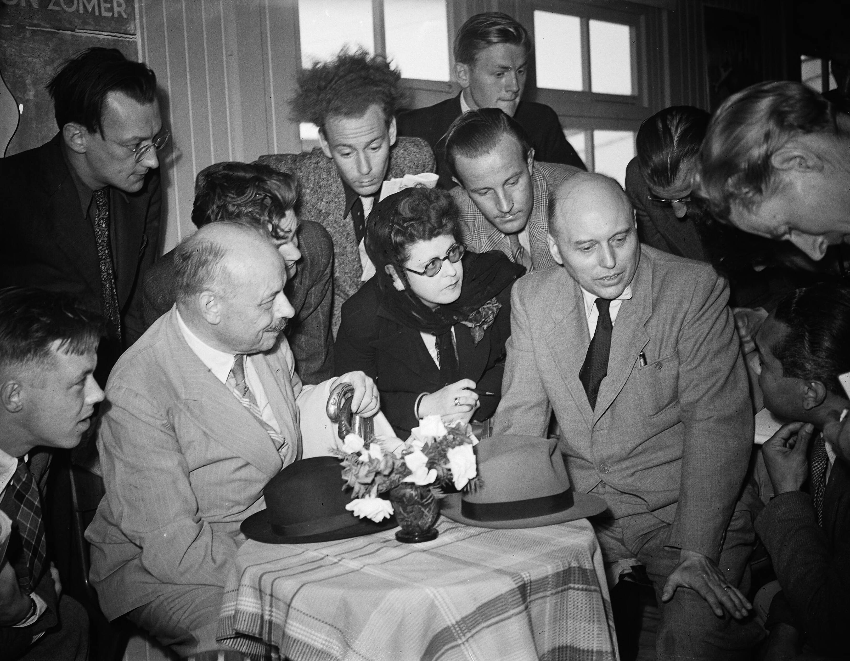 Fotocollectie Anefo — Aankomst Commissie-Generaal voor Nederlands-Indië op Schiphol [Max van Pol (links) en Willem Schermerhorn (rechts) belaagd door de pers] — Foto: Noske, J.D. / Anefo. Licentie: Set B: Rechtenvrij / Publiek Domein. Bron: Nationaal Archief. http://hdl.handle.net/10648/a8ab2a42-d0b4-102d-bcf8-003048976d84