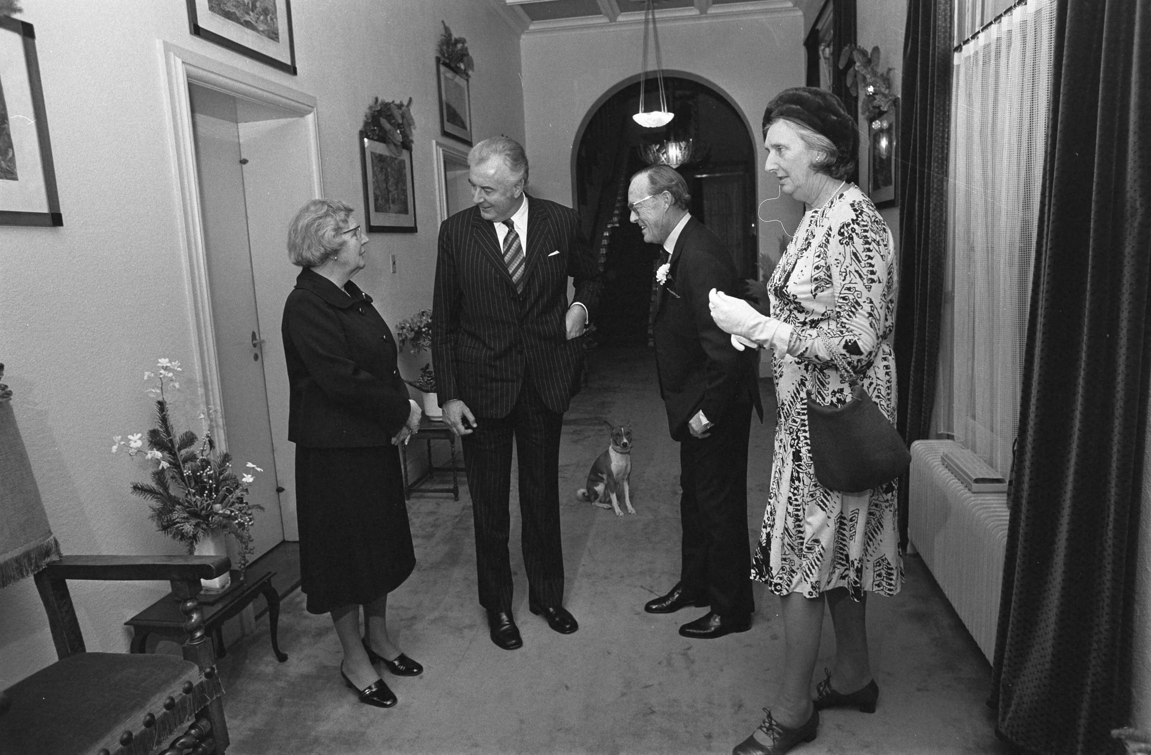 Fotocollectie Anefo — koningin Juliana en Prins Bernhard ontvangen de Australische premier Whitlam en zijn vrouw op paleis Soestdijk; v.l.n.r. HM, premier Whitlam , Bernhard en mevrouw Whitlam — Foto: Mieremet, Rob / Anefo. Licentie: Set B: Rechtenvrij / Publiek Domein. Bron: Nationaal Archief. http://hdl.handle.net/10648/ac5e4c96-d0b4-102d-bcf8-003048976d84