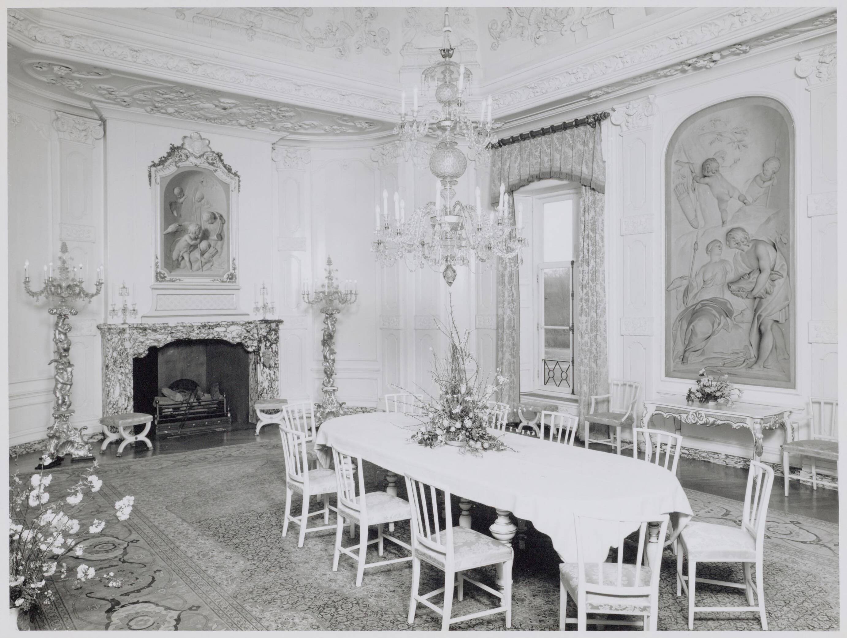 Paleis Huis ten Bosch te Den Haag — Interieur - Witte Eetzaal — Foto: Hofmeester, Bart / RVD. Licentie: Set B: Rechtenvrij / Publiek Domein. Bron: Nationaal Archief. http://hdl.handle.net/10648/afa91a0c-d0b4-102d-bcf8-003048976d84