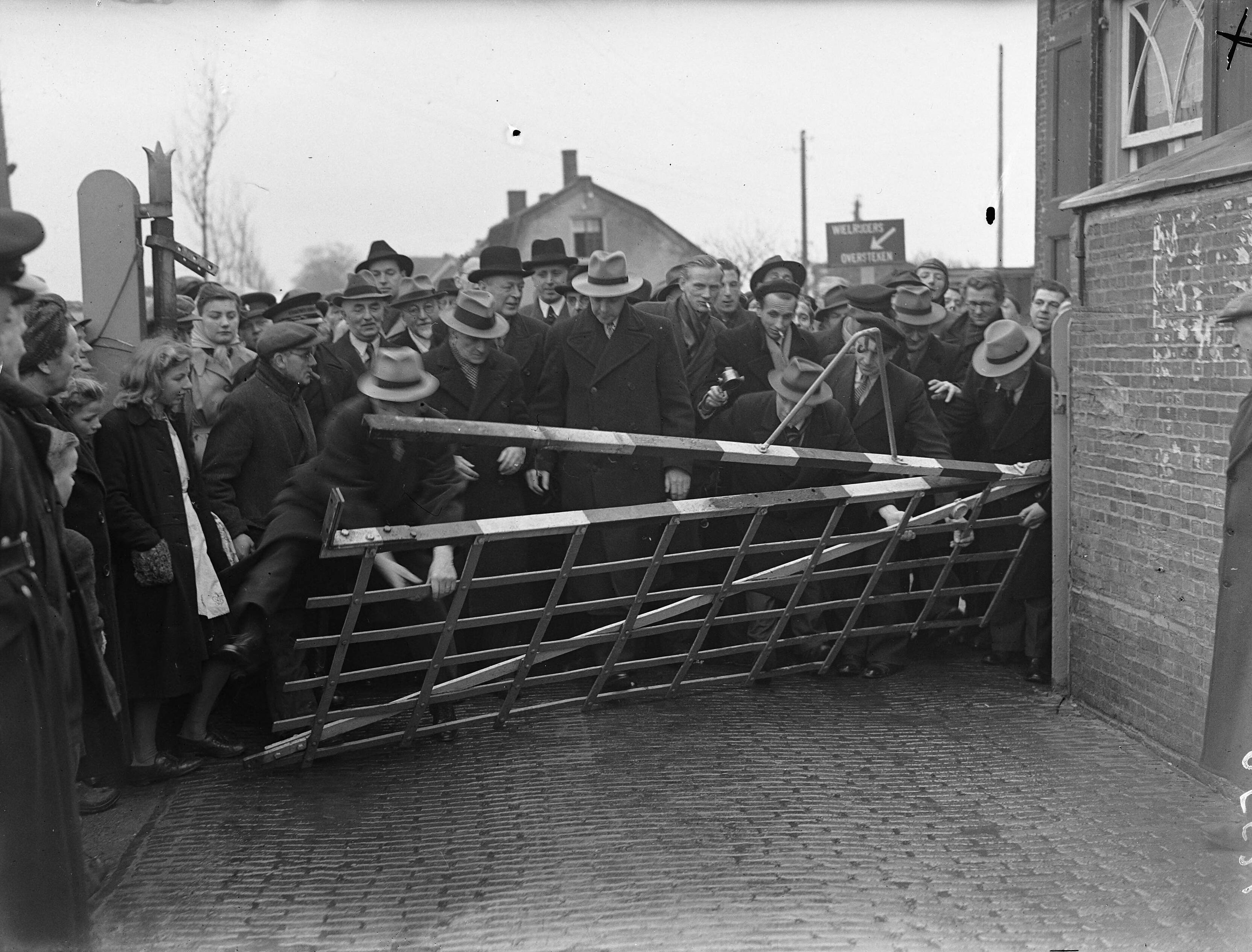 Fotocollectie Anefo — Opheffing tol bij Reeuwijk — Foto: Hof, […] van 't / Anefo. Licentie: Set B: Rechtenvrij / Publiek Domein. Bron: Nationaal Archief. http://hdl.handle.net/10648/a8b1d5a4-d0b4-102d-bcf8-003048976d84
