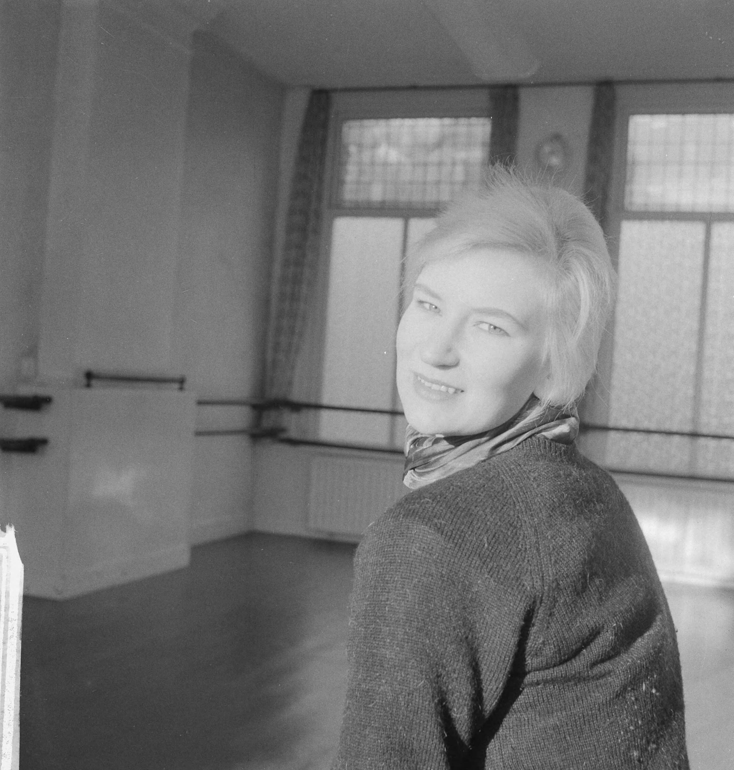 Fotocollectie Anefo — Carla Muller van de Eerste Nederlandse Show Academie te Den Haag. Carla Muller in haar nu nog lege studio — Foto: Koch, Eric / Anefo. Licentie: Set B: Rechtenvrij / Publiek Domein. Bron: Nationaal Archief. http://hdl.handle.net/10648/a9f0f012-d0b4-102d-bcf8-003048976d84
