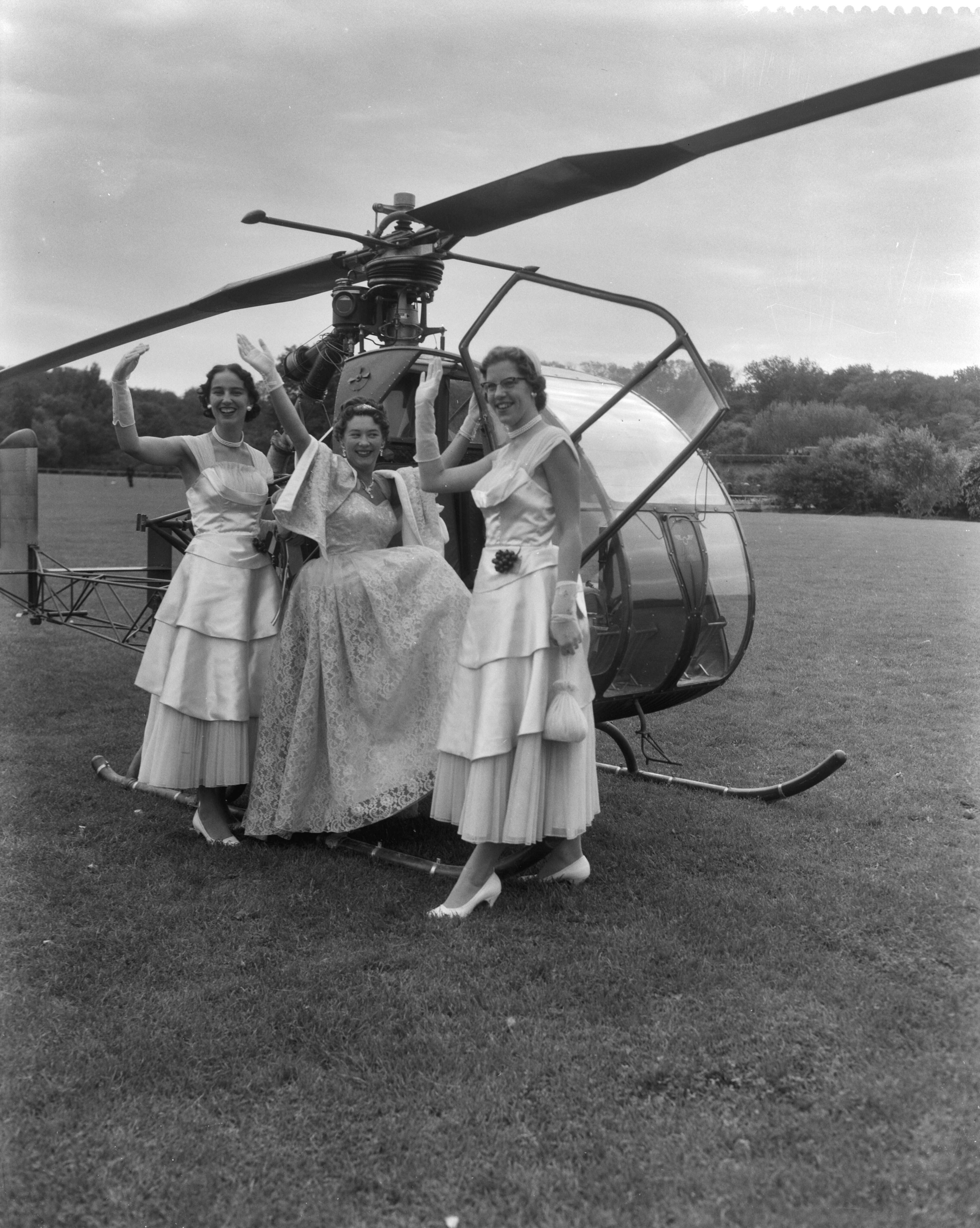 Fotocollectie Anefo — Druivenprinses uit Westland [Tootje Delfgauw] in Den Haag. Zij landde per helicopter in het Westbroekpark — Foto: Pot, Harry / Anefo. Licentie: Set B: Rechtenvrij / Publiek Domein. Bron: Nationaal Archief. http://hdl.handle.net/10648/a968f3b0-d0b4-102d-bcf8-003048976d84