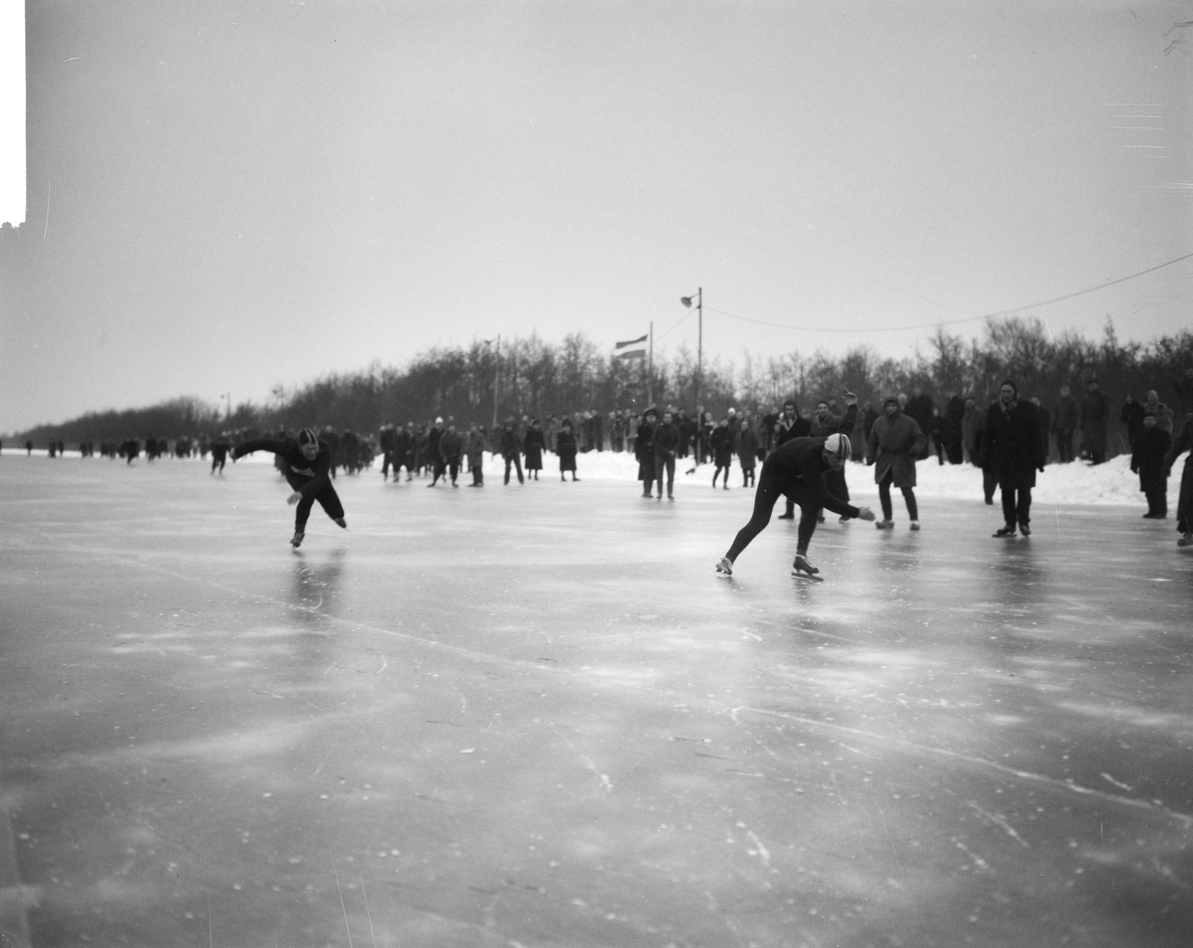Fotocollectie Anefo — Kortebaan kampioenschappen van Nederland te Ankeveen. Links Arjen Dijkstra uit Nijebeets (3e), rechts Jan van Schie uit Ankeveen — Foto: Bilsen, Joop van / Anefo. Licentie: Set B: Rechtenvrij / Publiek Domein. Bron: Nationaal Archief. http://hdl.handle.net/10648/aa24e278-d0b4-102d-bcf8-003048976d84