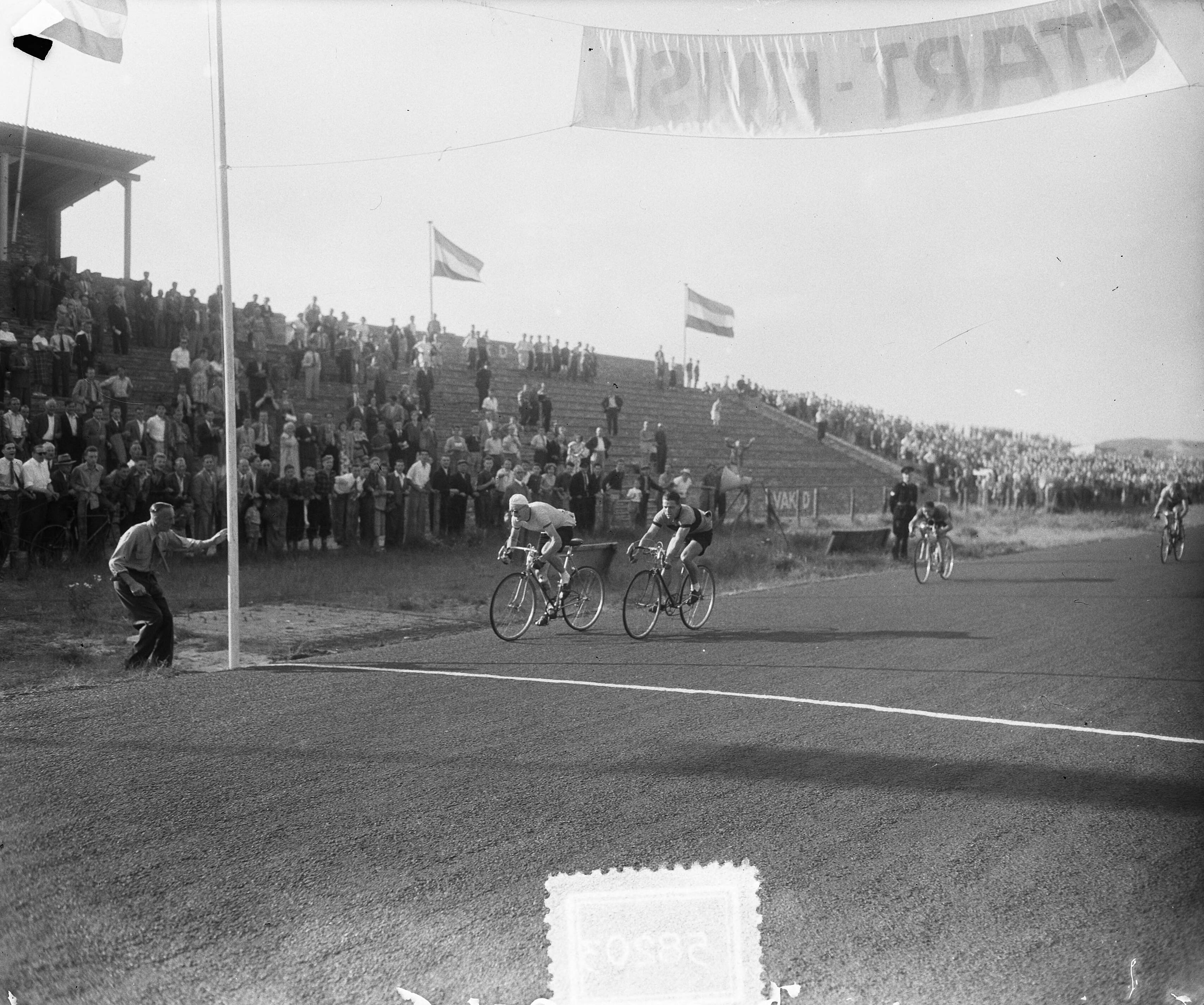 Fotocollectie Anefo — Nationaal kampioenschap wielrennen op de weg voor amateurs op het circuit van Zandvoort. Cees Paymans wint de sprint voor Leo Cantineau — Foto: Pot, Harry / Anefo. Licentie: Set B: Rechtenvrij / Publiek Domein. Bron: Nationaal Archief. http://hdl.handle.net/10648/a90f01f2-d0b4-102d-bcf8-003048976d84