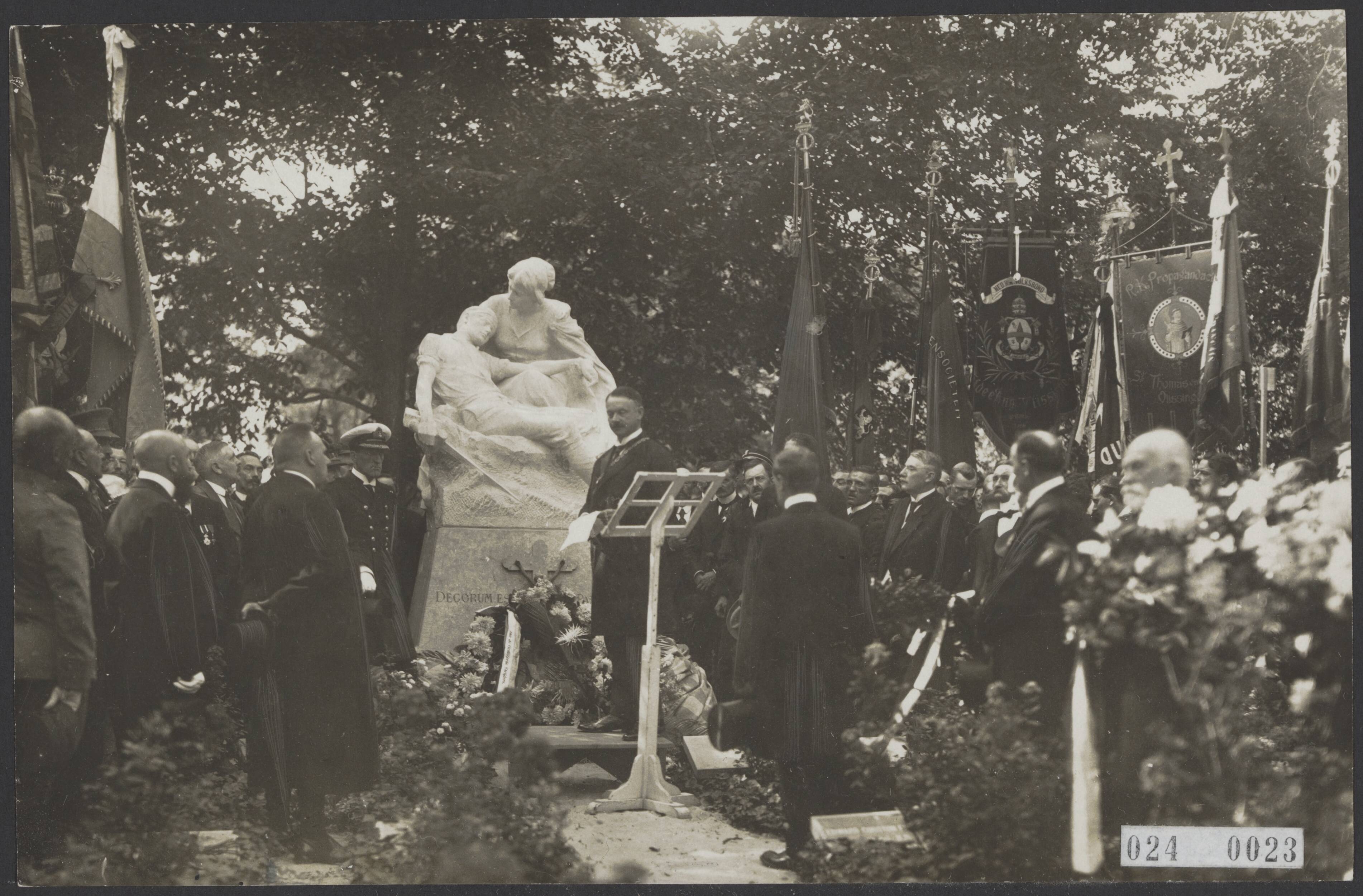 Fotocollectie Elsevier Binnenland — Gedenkteken op de begraafplaats Vredehof te Vlissingen, vervaardigd door de Antwerpse beeldhouwer Arthur Pierre — Foto: Fotopersbureau "Holland". Licentie: Set B: Rechtenvrij / Publiek Domein. Bron: Nationaal Archief. http://hdl.handle.net/10648/add6d3d6-d0b4-102d-bcf8-003048976d84