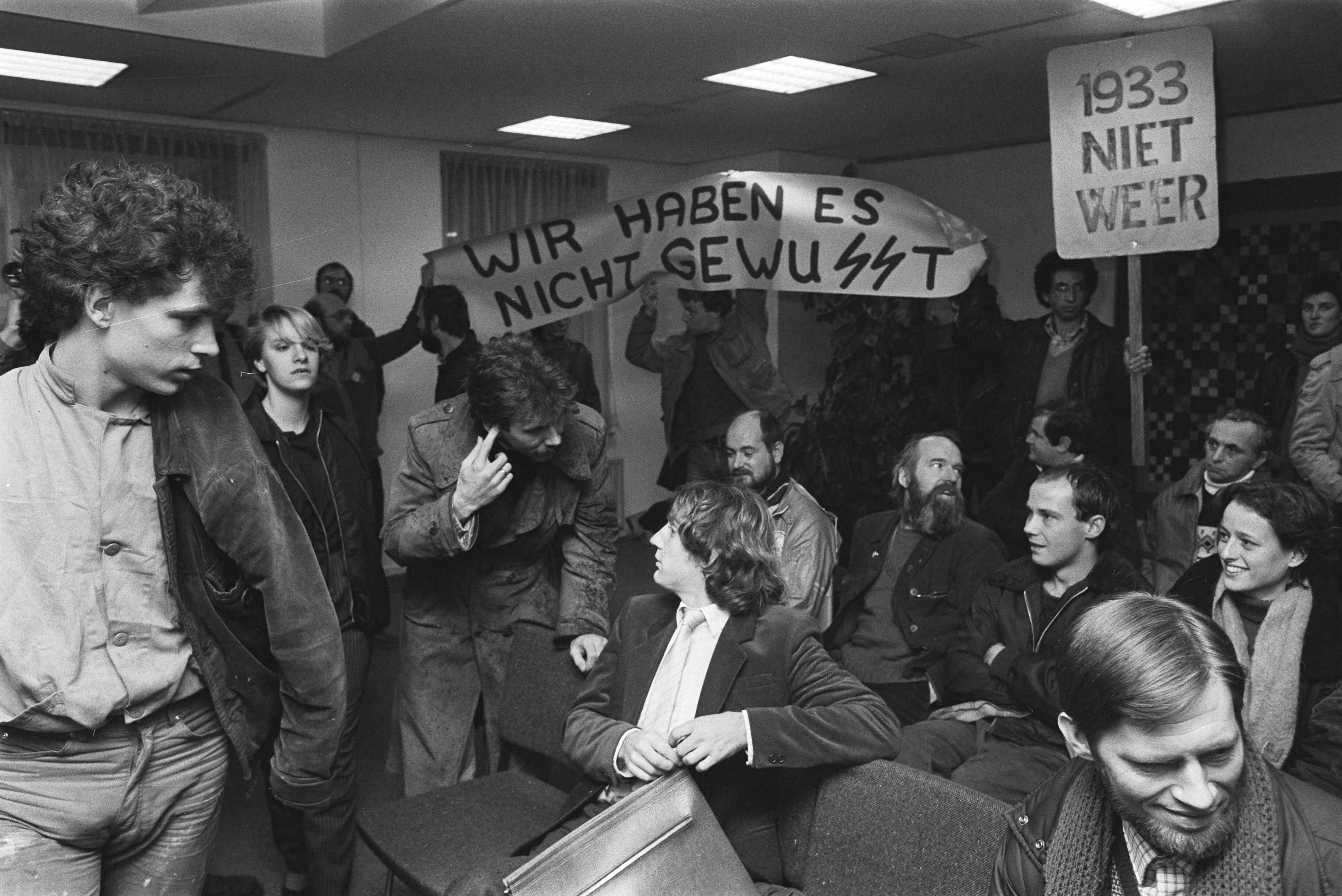 Fotocollectie Anefo — Almere, installatie 2 CP-raadsleden Vreeswijk en Fresco; publieke tribune met demonstranten en spandoeken, Vierling — Foto: Croes, Rob C. / Anefo. Licentie: Set B: Rechtenvrij / Publiek Domein. Bron: Nationaal Archief. http://hdl.handle.net/10648/ad33484c-d0b4-102d-bcf8-003048976d84