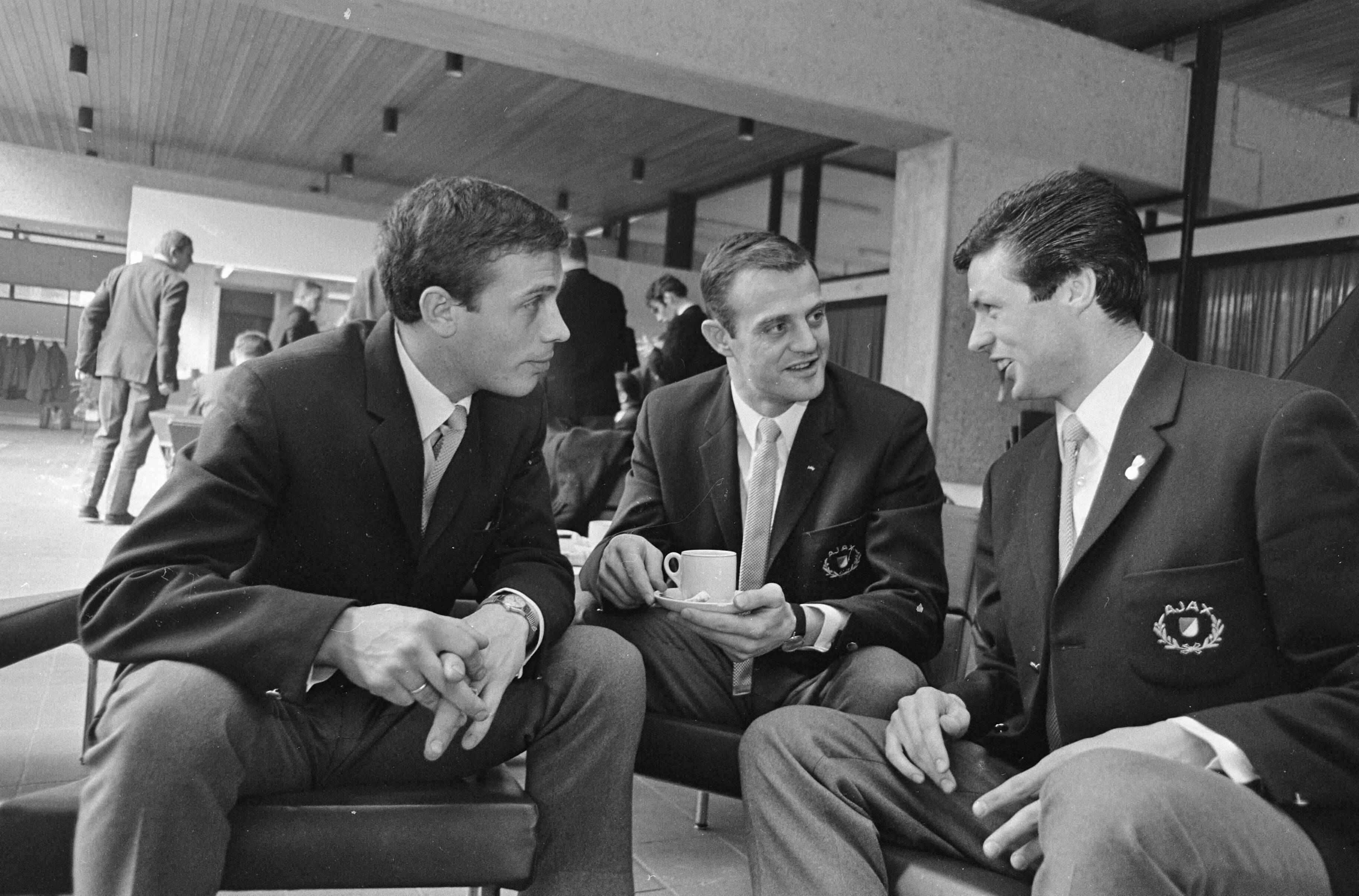 Fotocollectie Anefo — Ajax in KNVB-sportcentrum Zeist, de achterhoede in gesprek v.l.n.r. Soetekouw, Bals, Suurbier — Foto: Nijs, Jac. de / Anefo. Licentie: Set B: Rechtenvrij / Publiek Domein. Bron: Nationaal Archief. http://hdl.handle.net/10648/ab115c20-d0b4-102d-bcf8-003048976d84
