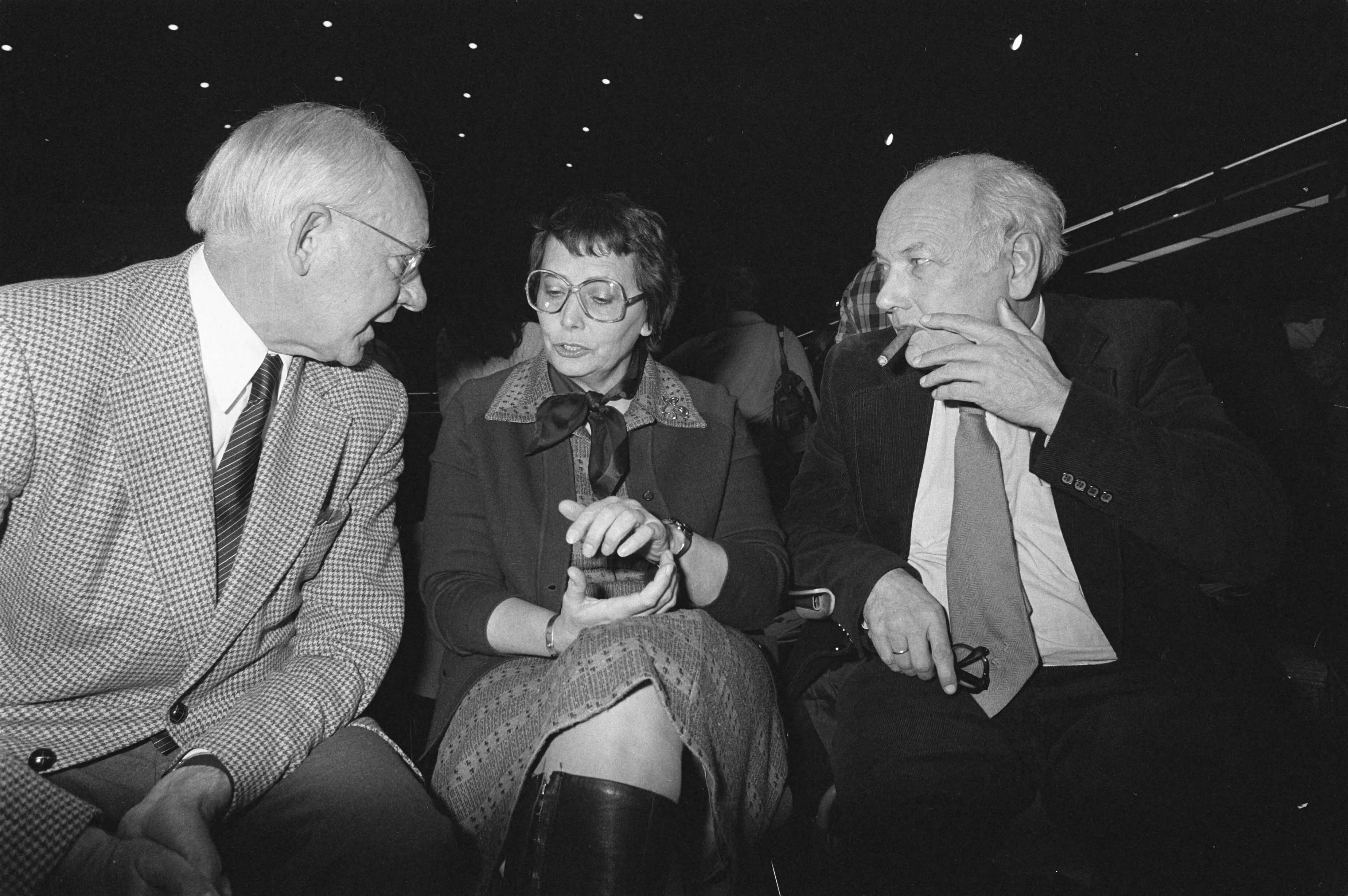 Fotocollectie Anefo — Partijraad PvdA te Zeist met verkiezing lijsttrekker Europese verkiezingen; v.l.n.r. Vondeling, Ien van de Heuvel , Den Uyl — Foto: Dijk, Hans van / Anefo. Licentie: Set B: Rechtenvrij / Publiek Domein. Bron: Nationaal Archief. http://hdl.handle.net/10648/acc22ee6-d0b4-102d-bcf8-003048976d84