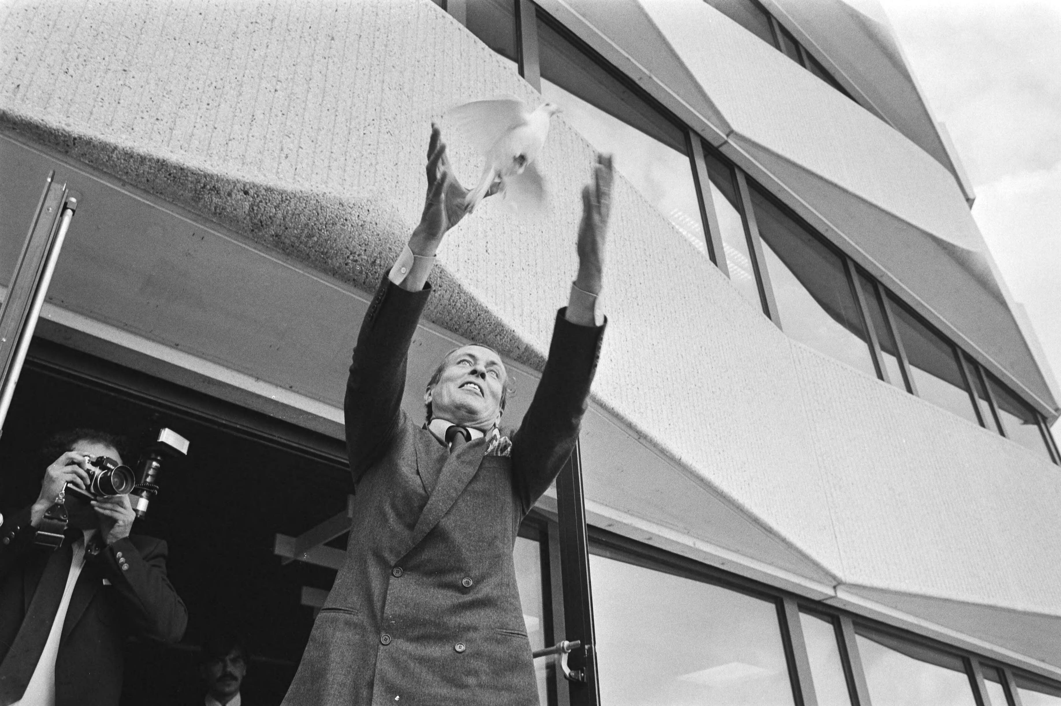 Nieuw gebouw van de Sijthoff Pers B.V. in de Plaspolder in Rijswijk (Z.-H.)door prins Claus geopend — Prins Claus laat een duif los — Foto: Bogaerts, Rob / Anefo. Licentie: Set B: Rechtenvrij / Publiek Domein. Bron: Nationaal Archief. http://hdl.handle.net/10648/ad059244-d0b4-102d-bcf8-003048976d84